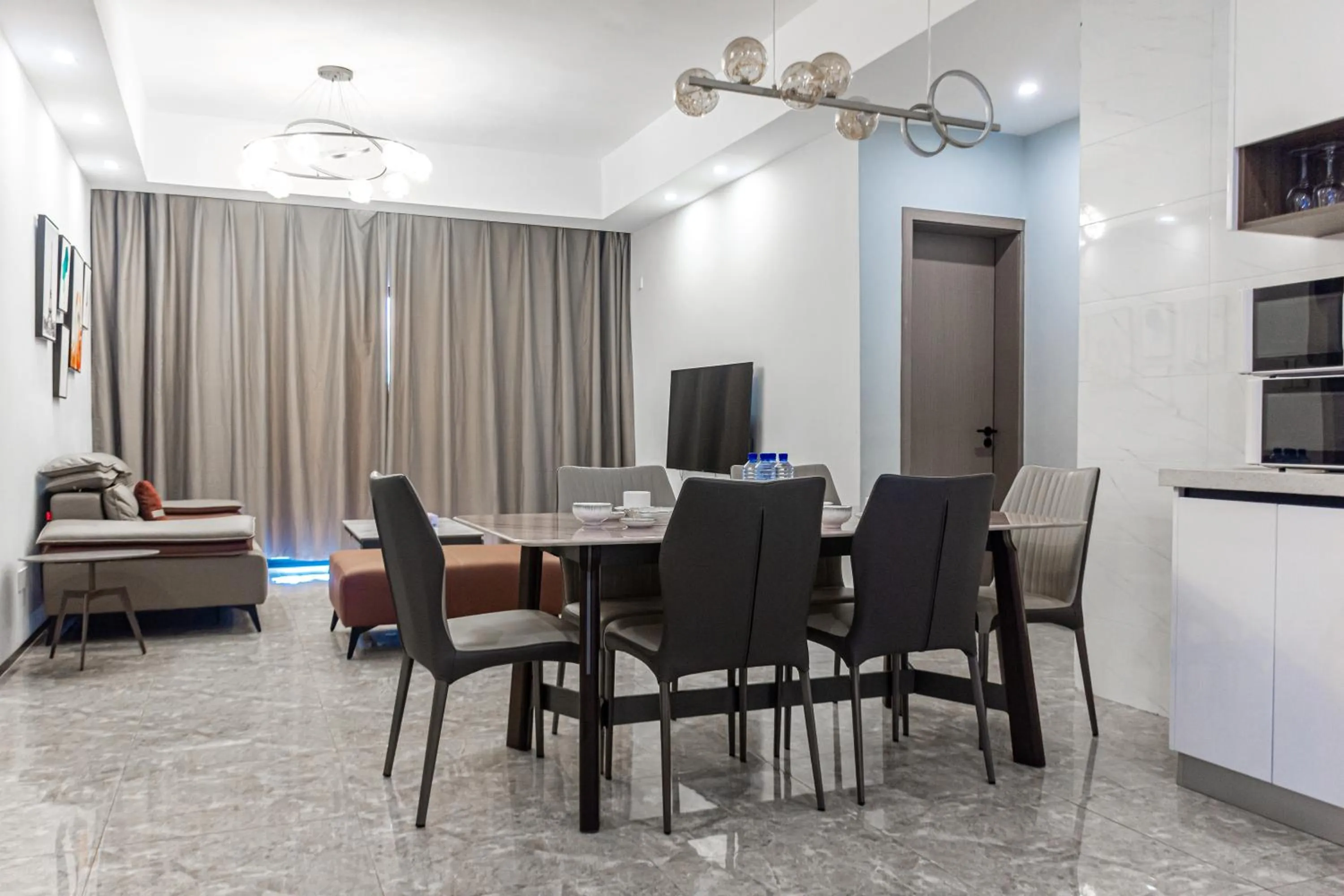 Living room in Elizabeth Golf Apartment by Link