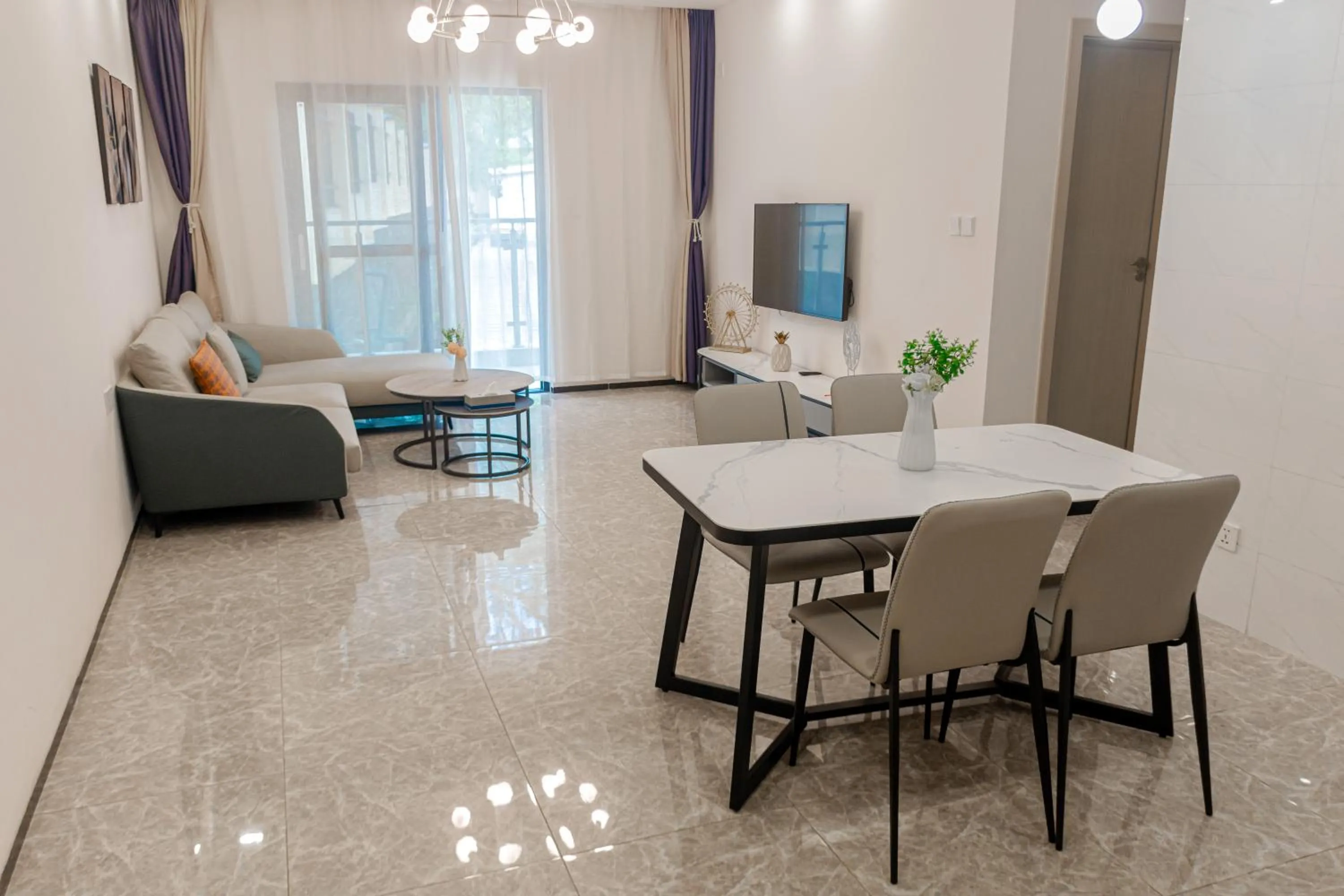 Living room in Elizabeth Golf Apartment by Link