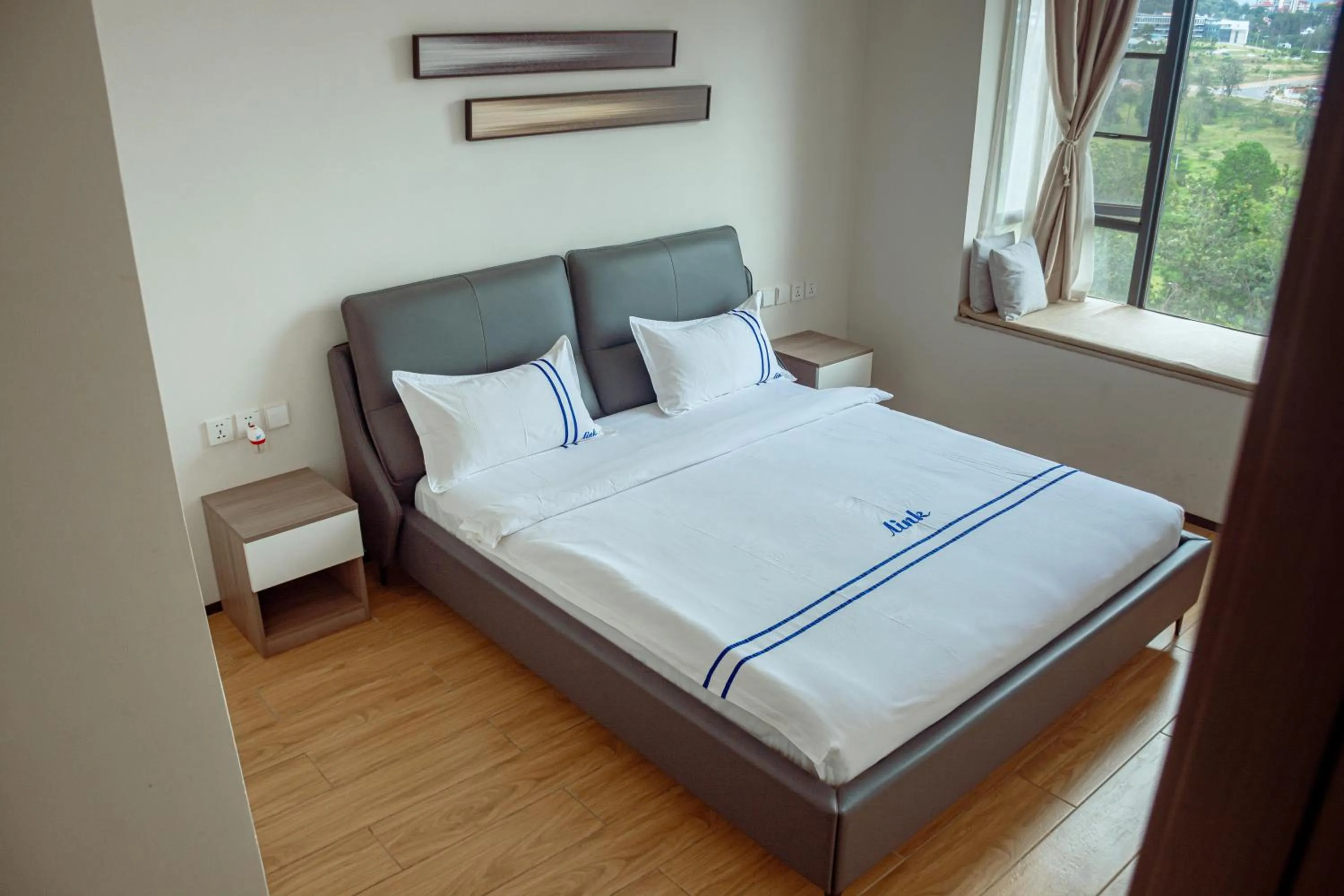 Bedroom, Bed in Elizabeth Golf Apartment by Link