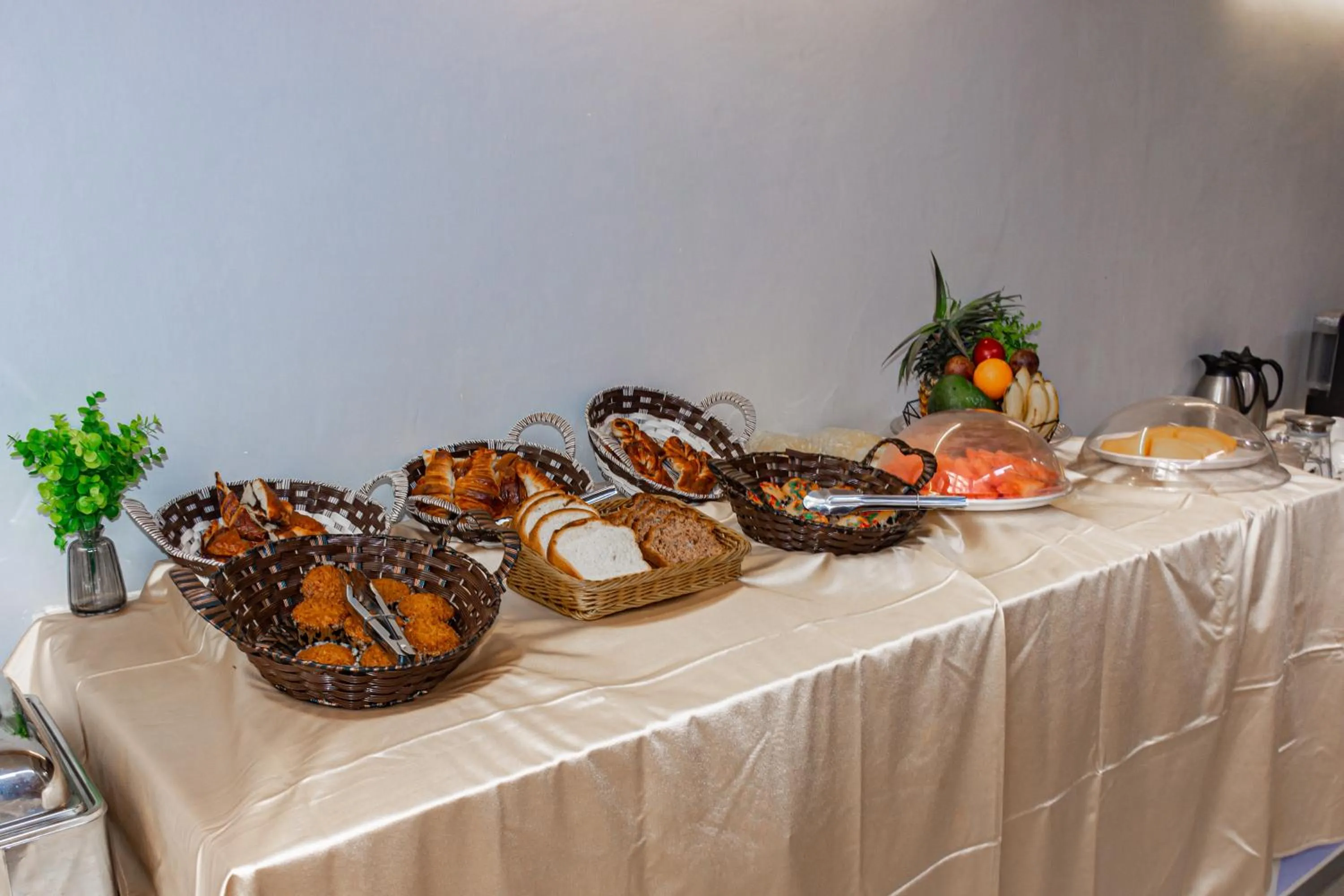 Breakfast in Elizabeth Golf Apartment by Link