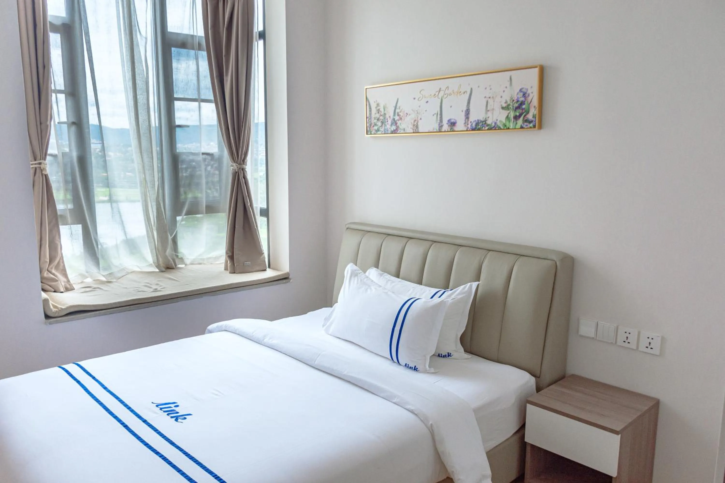 Bedroom, Bed in Elizabeth Golf Apartment by Link