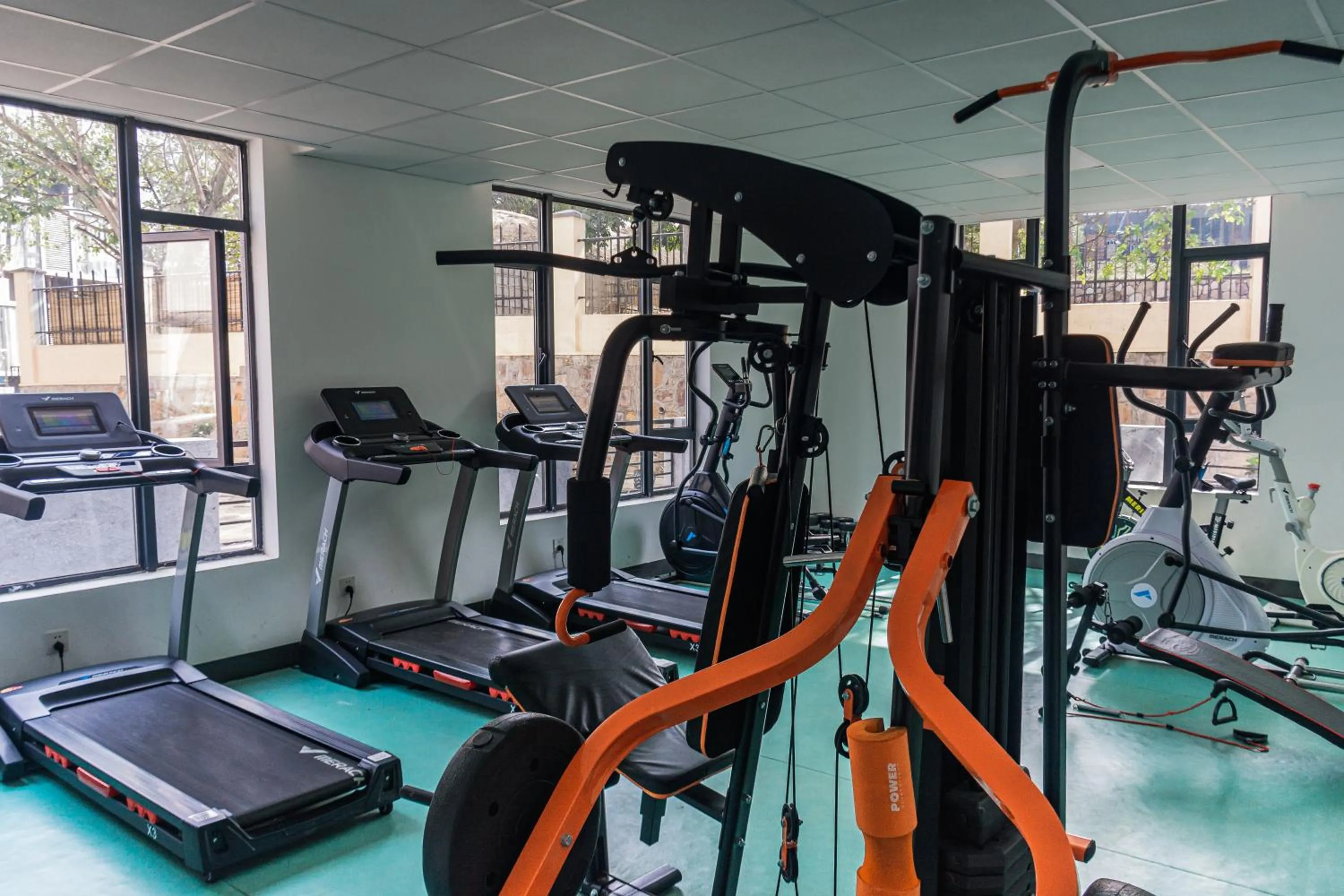 Fitness centre/facilities in Elizabeth Golf Apartment by Link