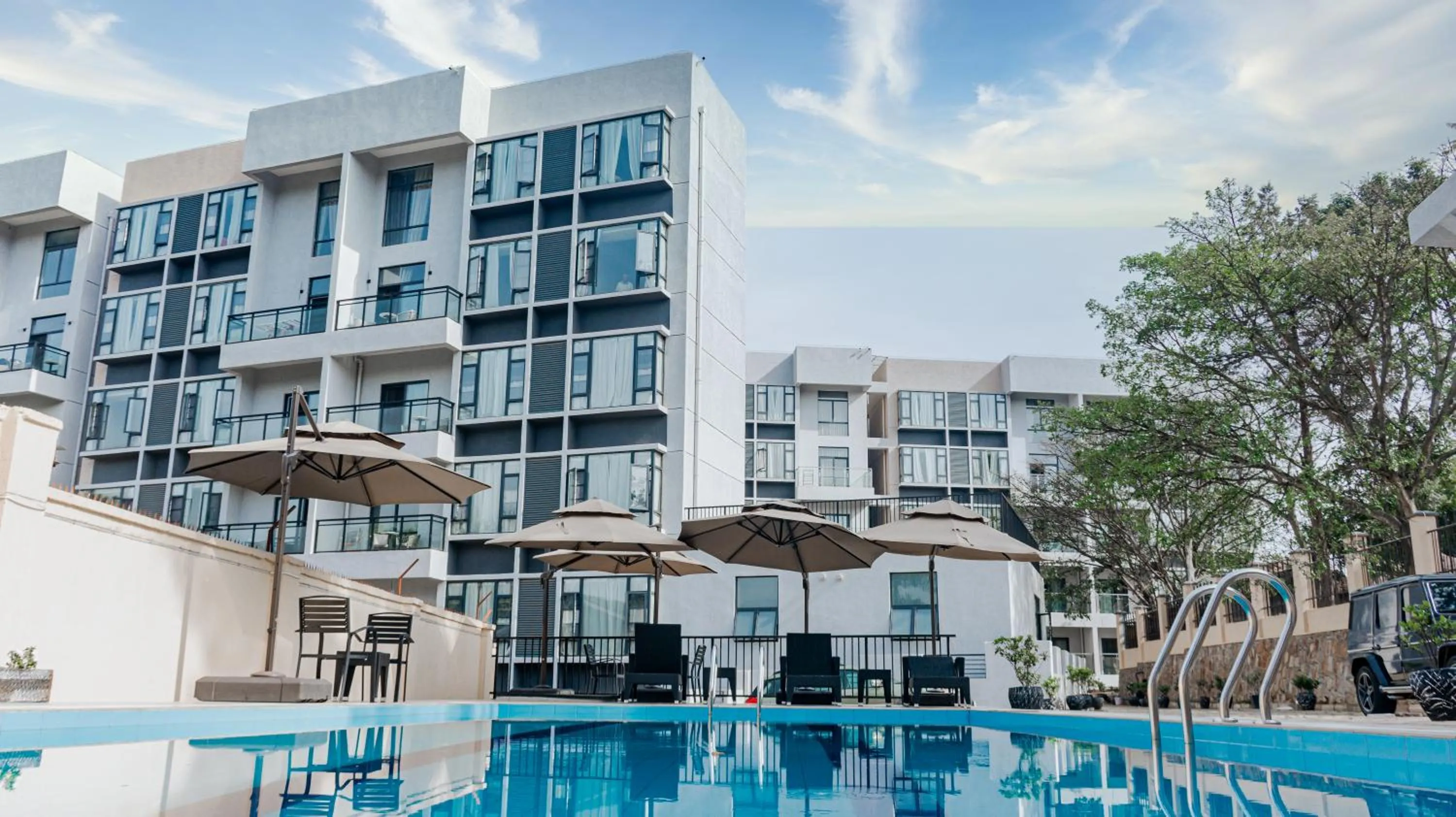 Property building in Elizabeth Golf Apartment by Link