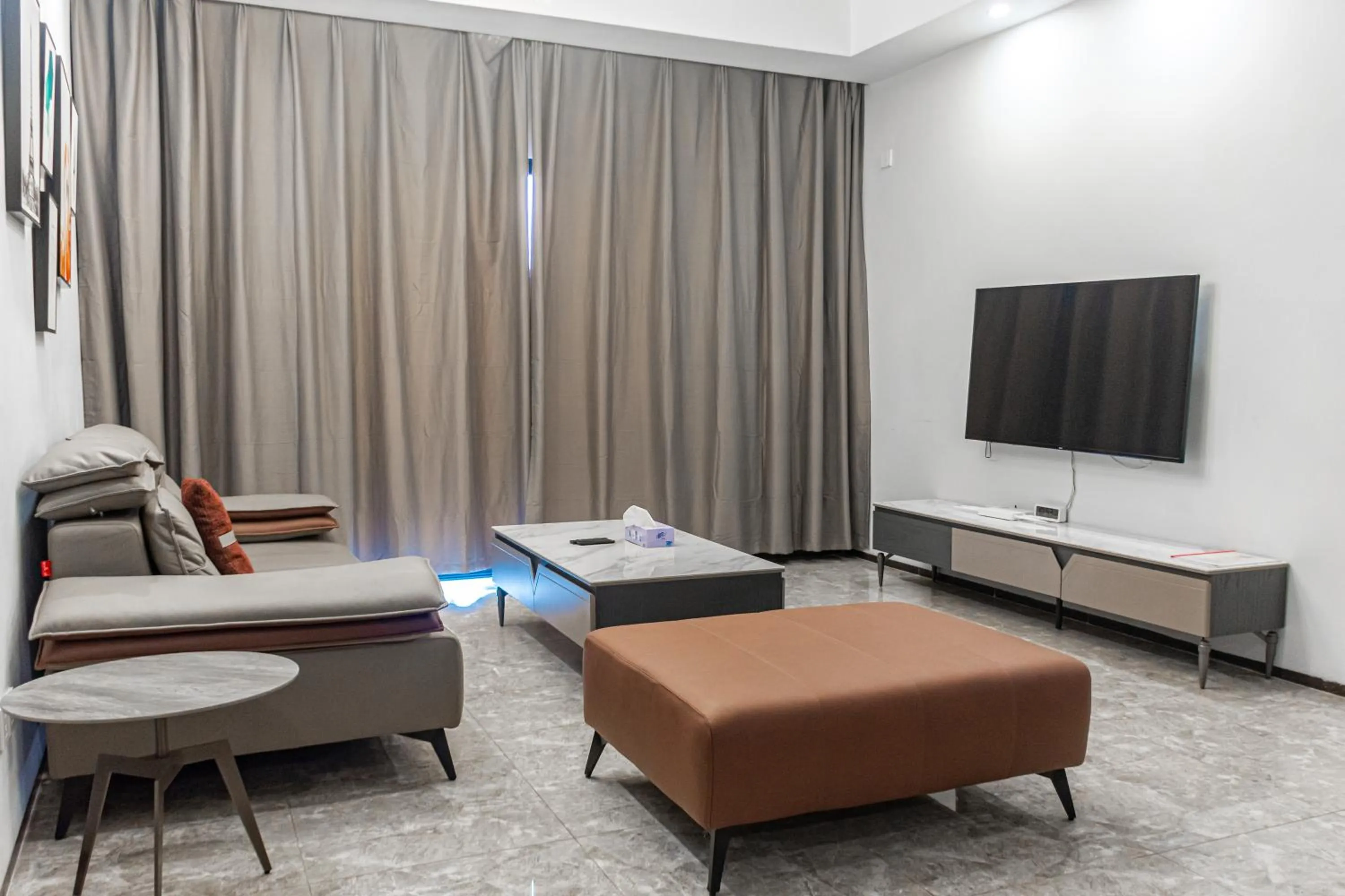 Living room, Bed in Elizabeth Golf Apartment by Link