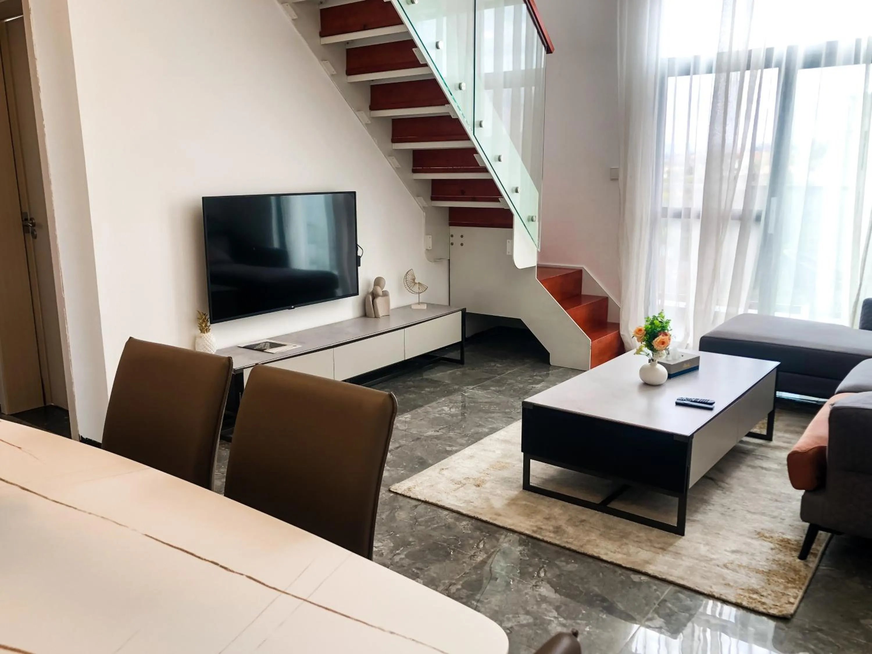 Living room in Elizabeth Golf Apartment by Link