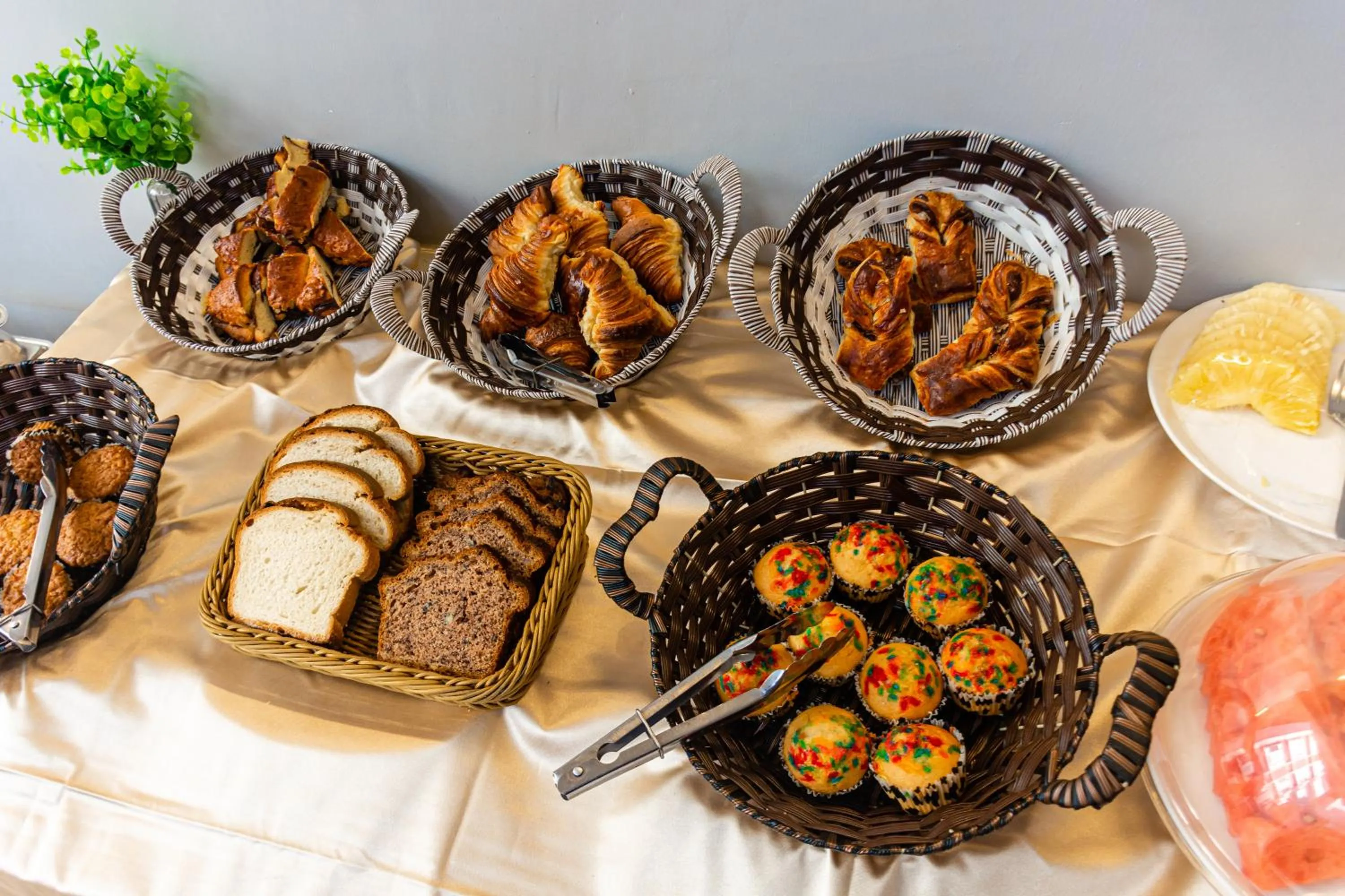 Breakfast in Elizabeth Golf Apartment by Link