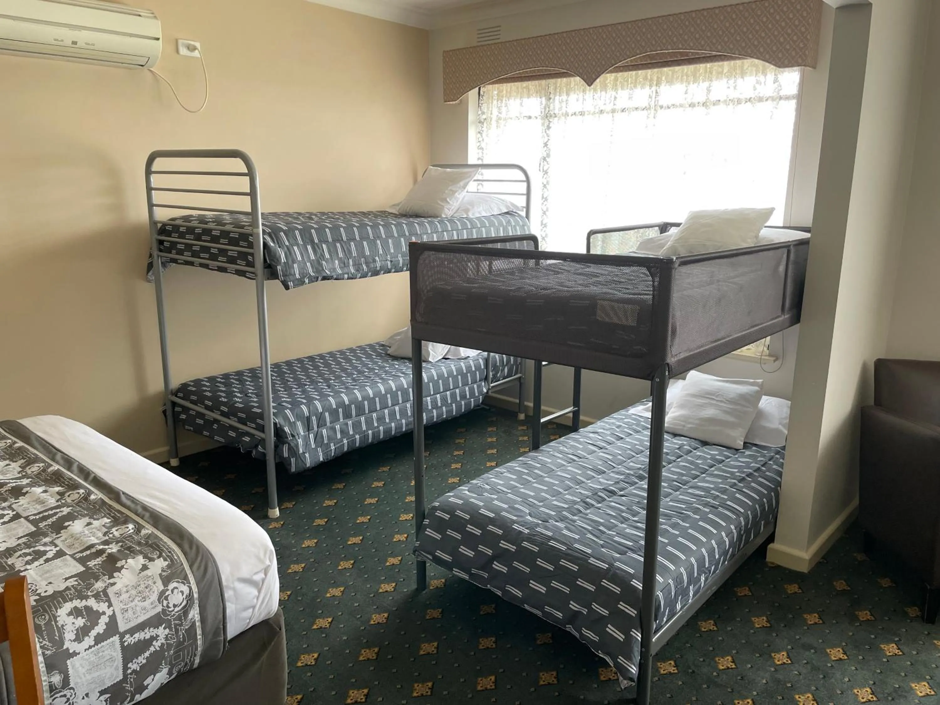 bunk bed in 503 On Princes Drive Motel