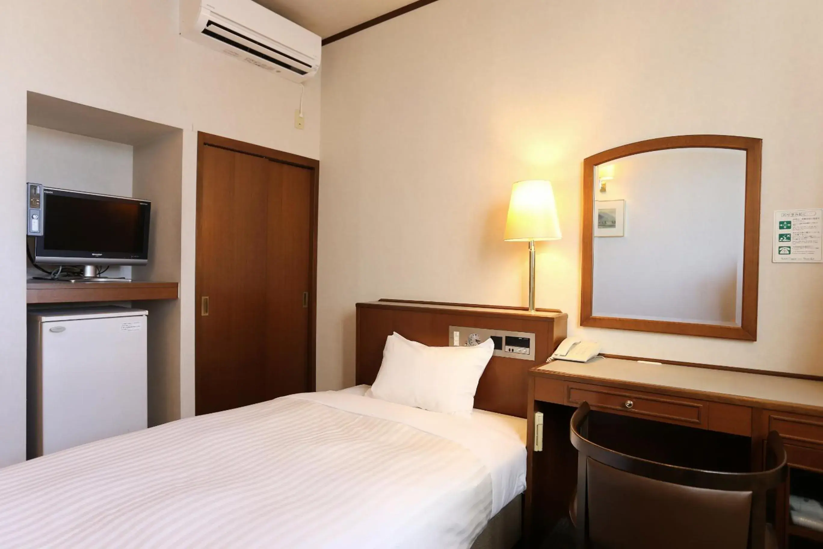 Photo of the whole room, Bed in Hotel Castle Inn Suzuka Photo of the whole room, Bed in Hotel Castle Inn Suzuka