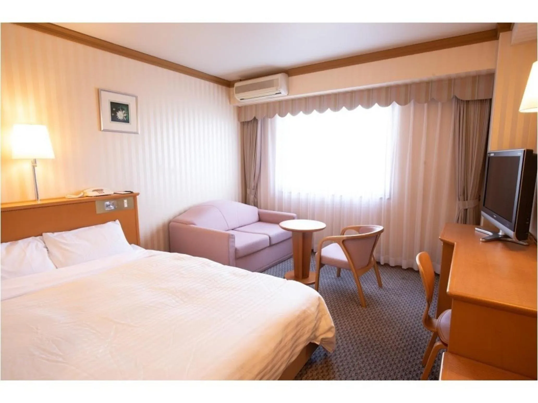 Photo of the whole room, Bed in Hotel Castle Inn Ise Meotoiwa