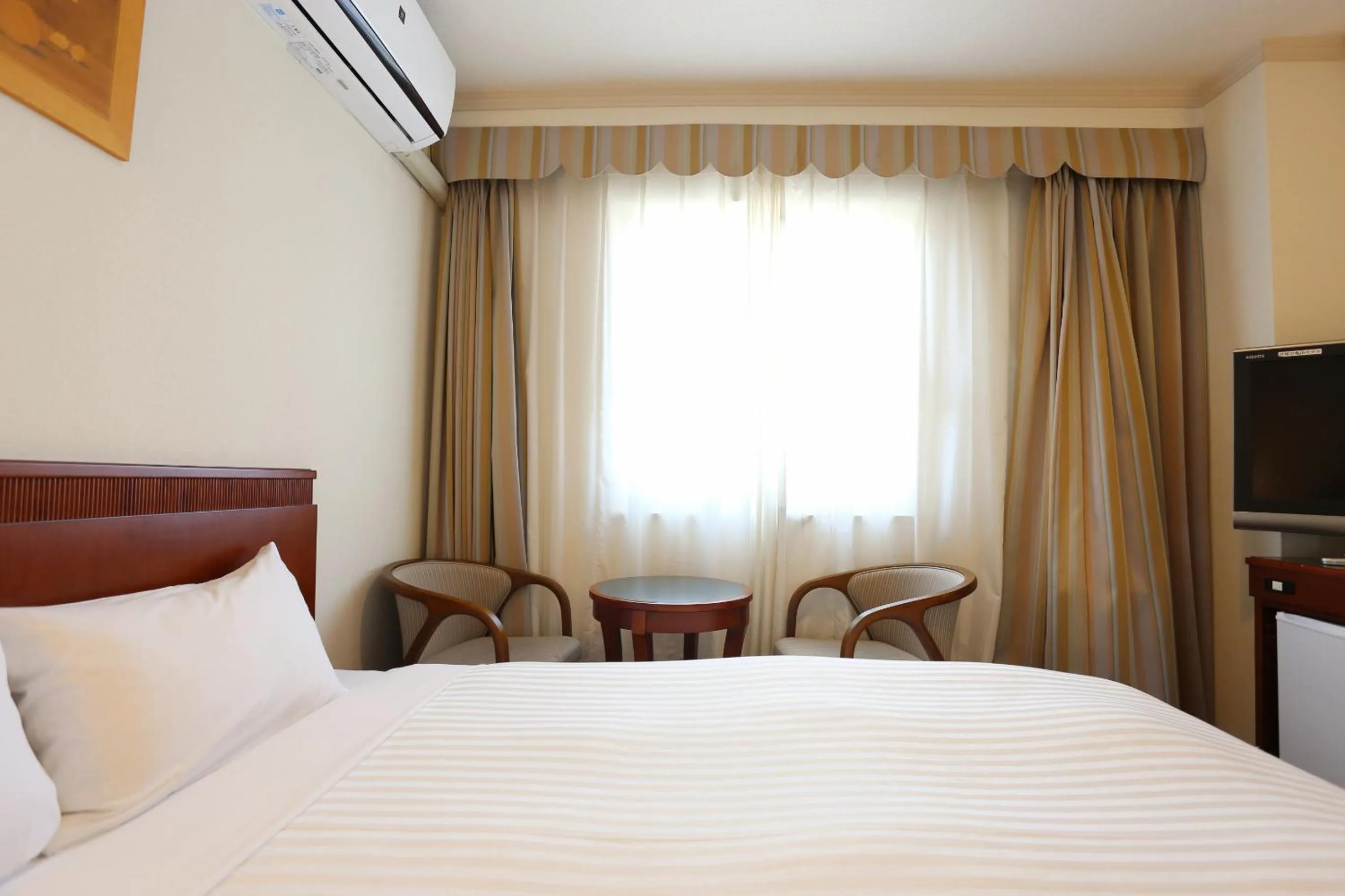Photo of the whole room, Bed in Hotel Castle Inn Suzuka Chuo
