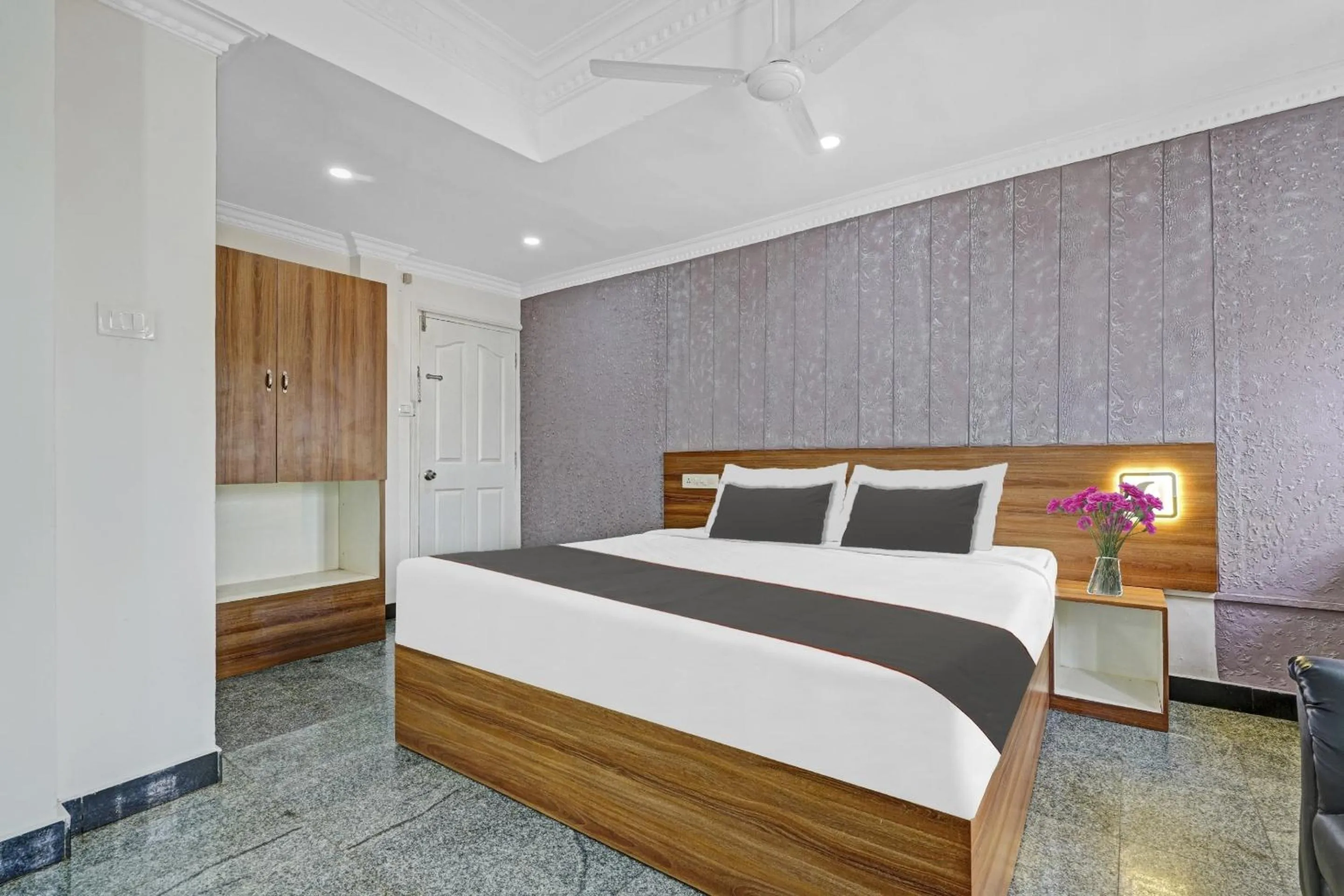 Bedroom, Bed in Capital O Rayan Plaza