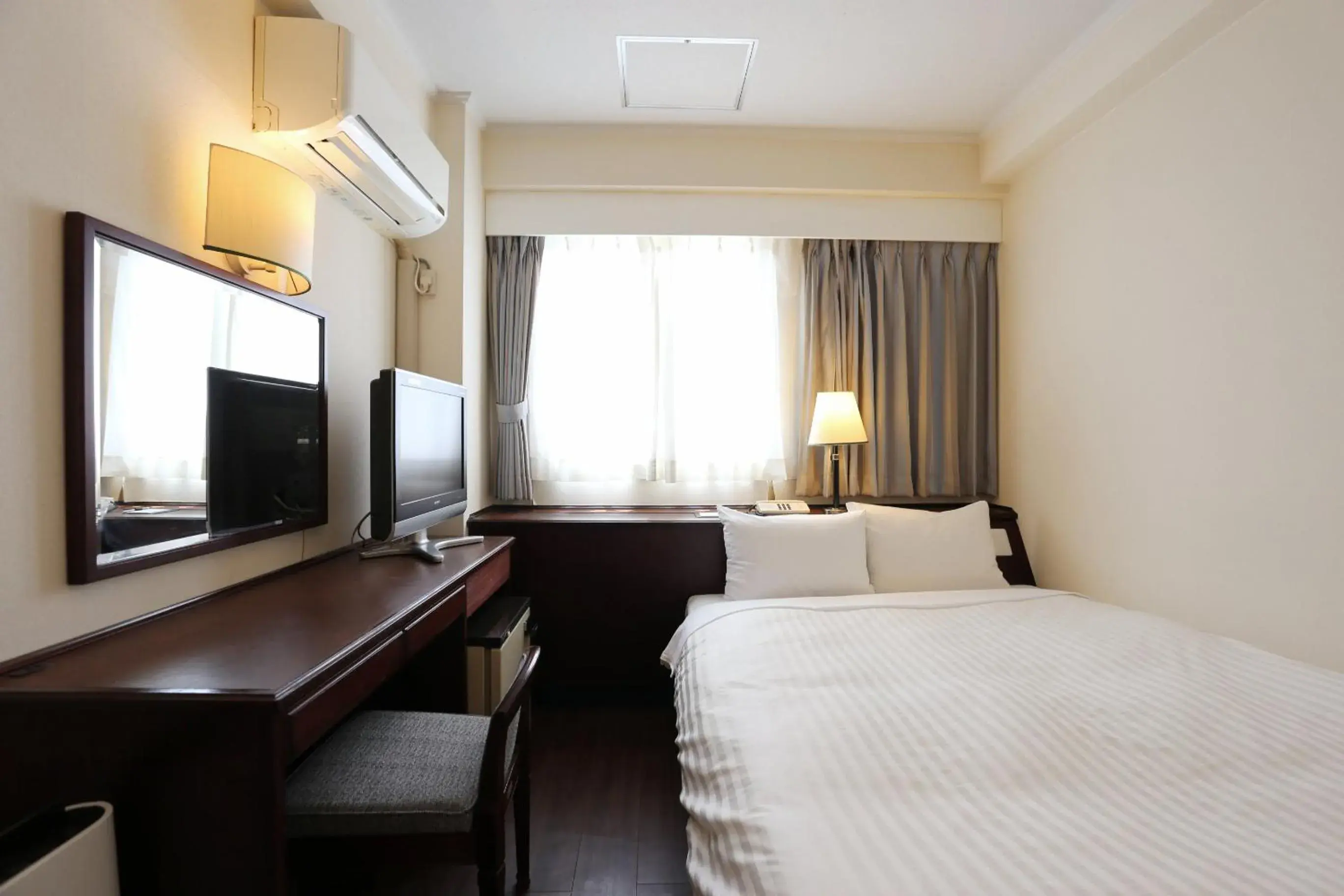 Photo of the whole room, Bed in Hotel Castle Inn Yokkaichi Photo of the whole room, Bed in Hotel Castle Inn Yokkaichi