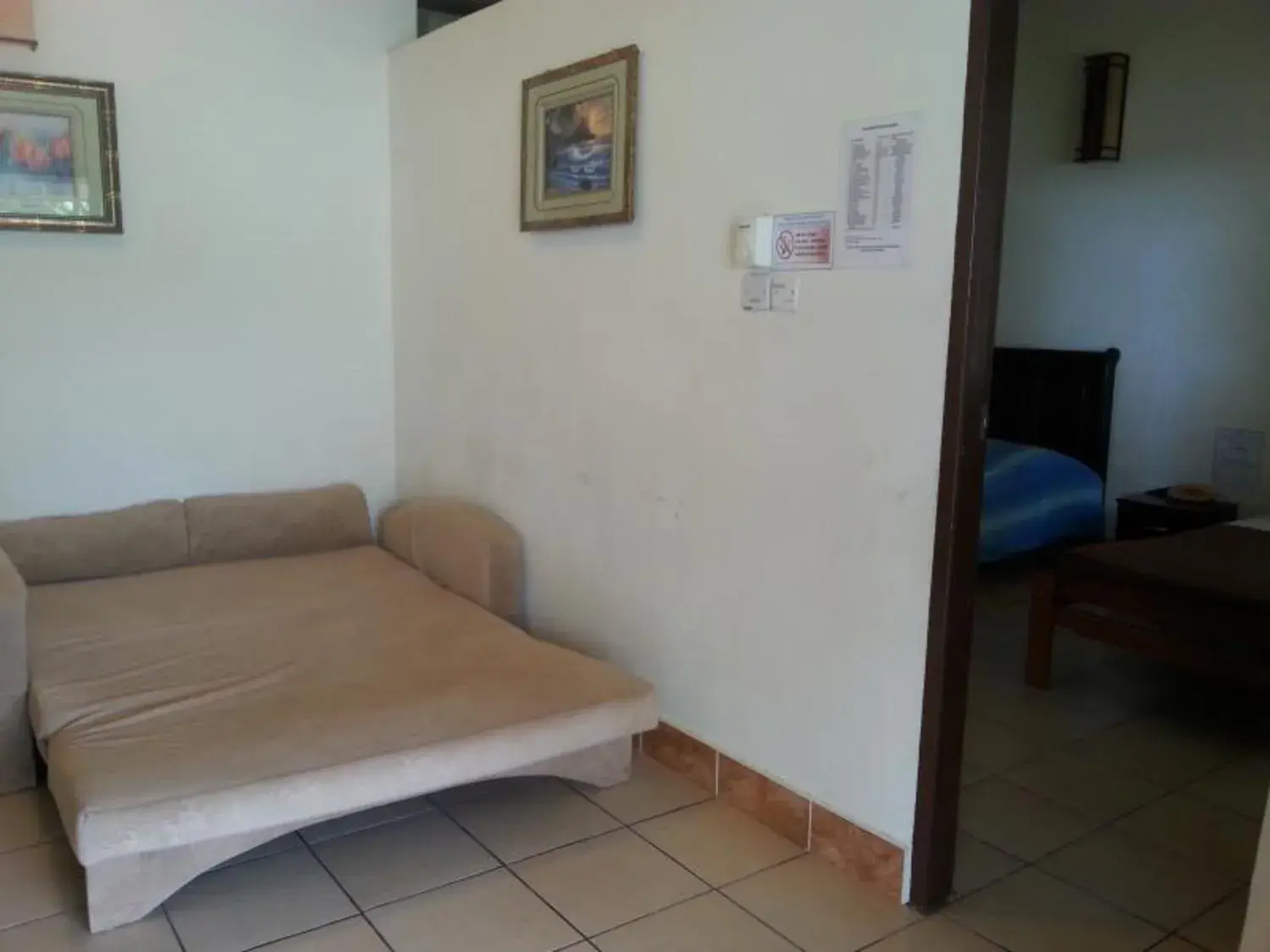 Bedroom, Seating Area in Seaside Travellers Inn