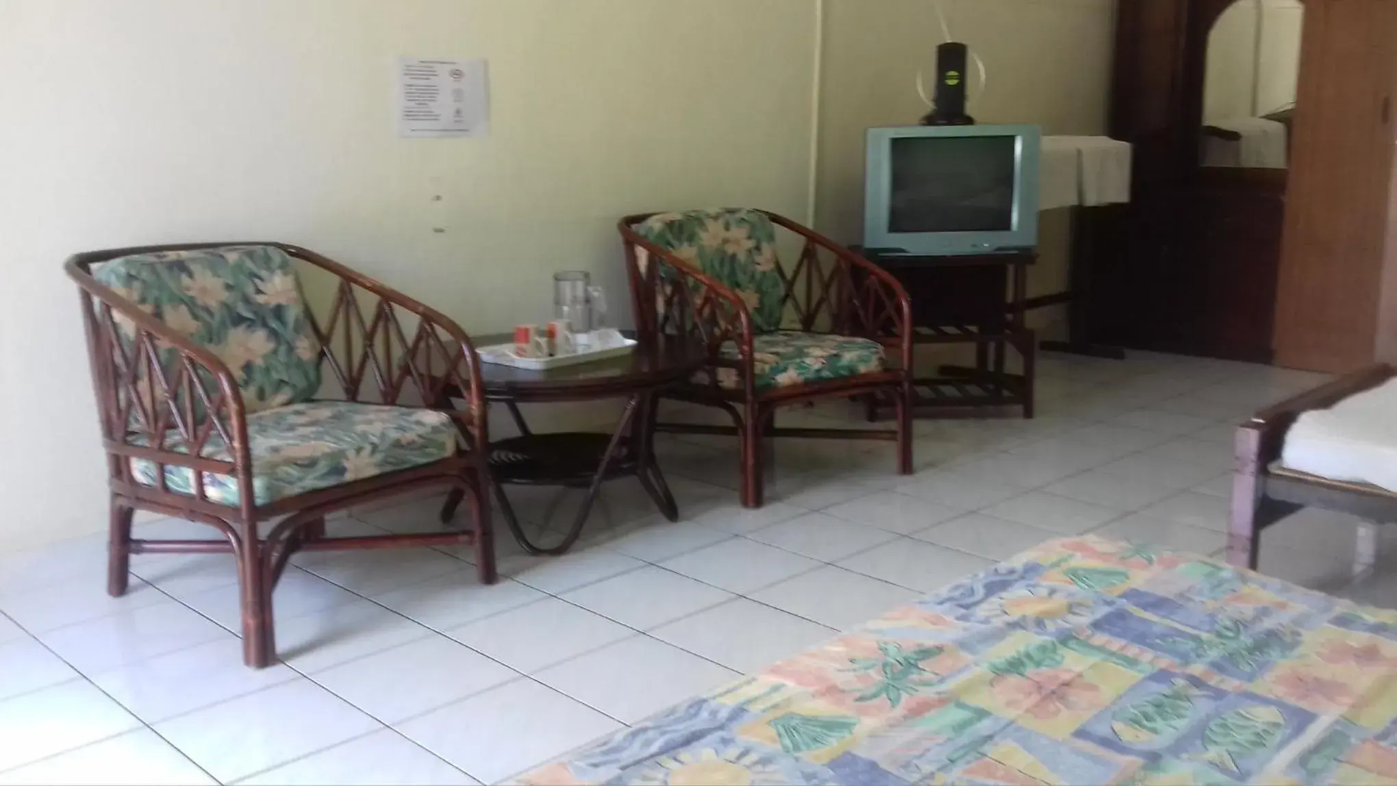 Seating Area in Seaside Travellers Inn