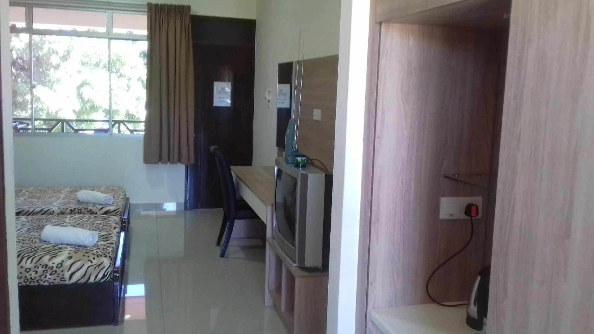 Communal lounge/ TV room, Bed in Seaside Travellers Inn