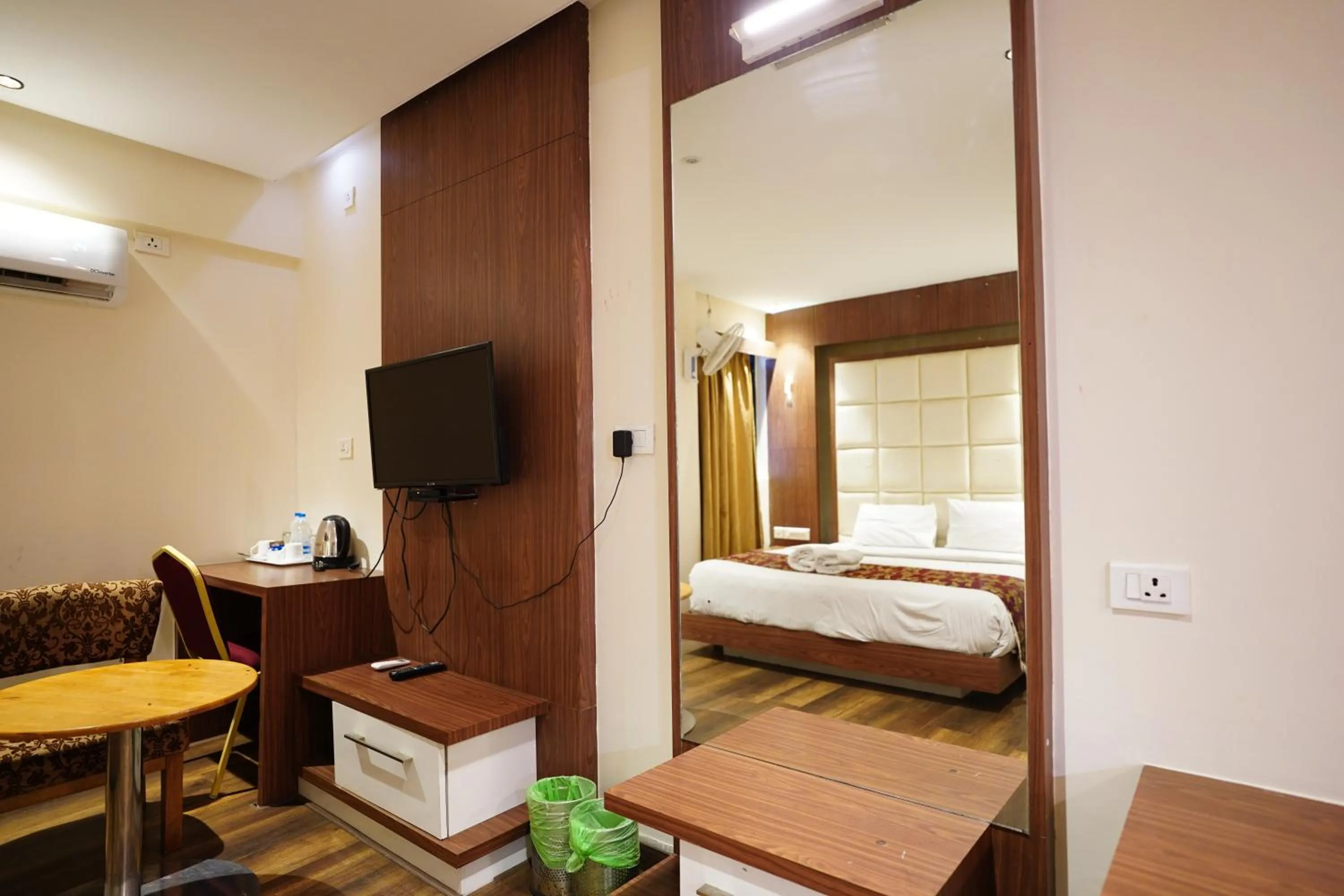 Communal lounge/ TV room, Bed in Emarald Hotel Calicut