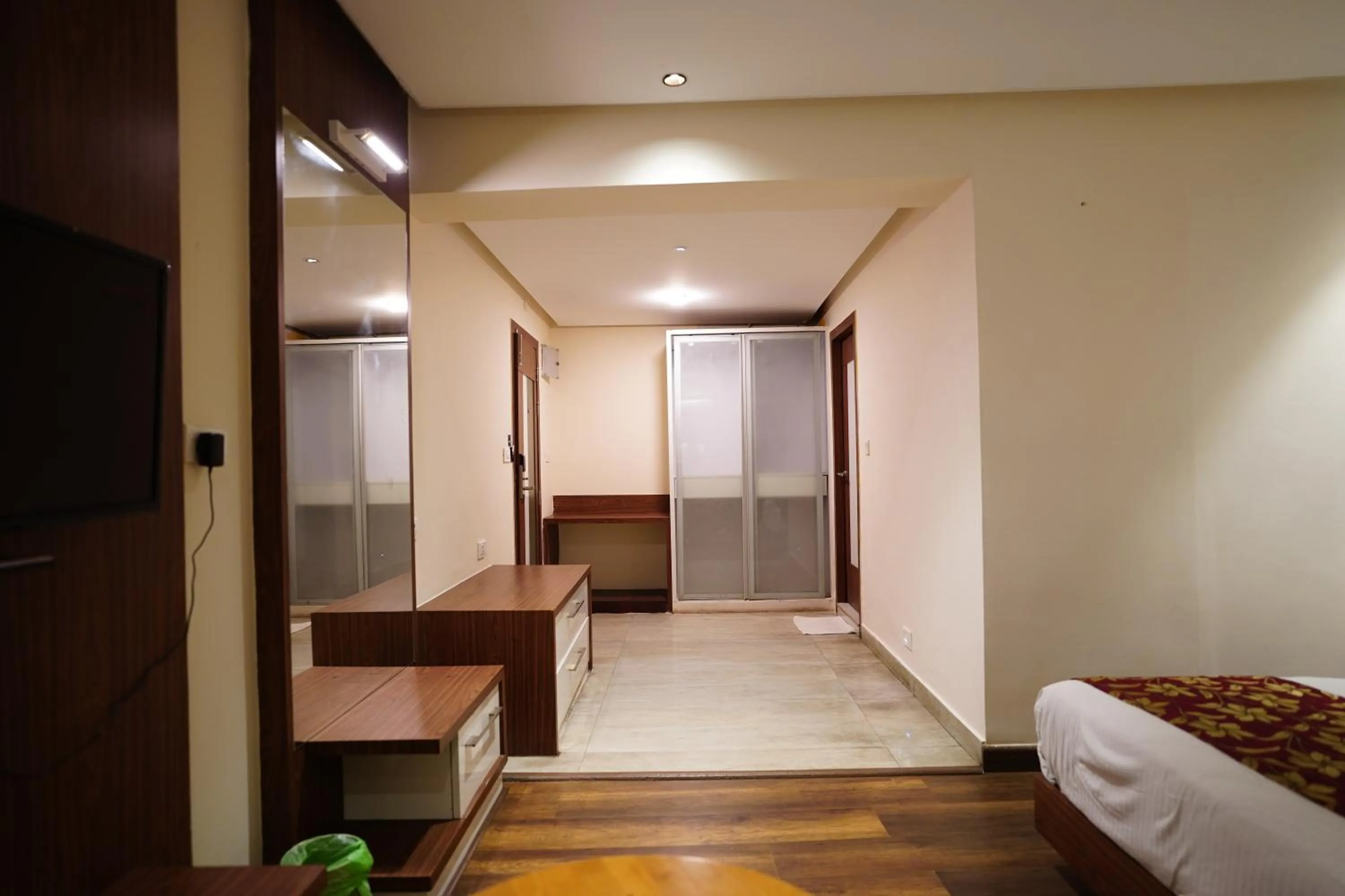 TV and multimedia, Bed in Emarald Hotel Calicut