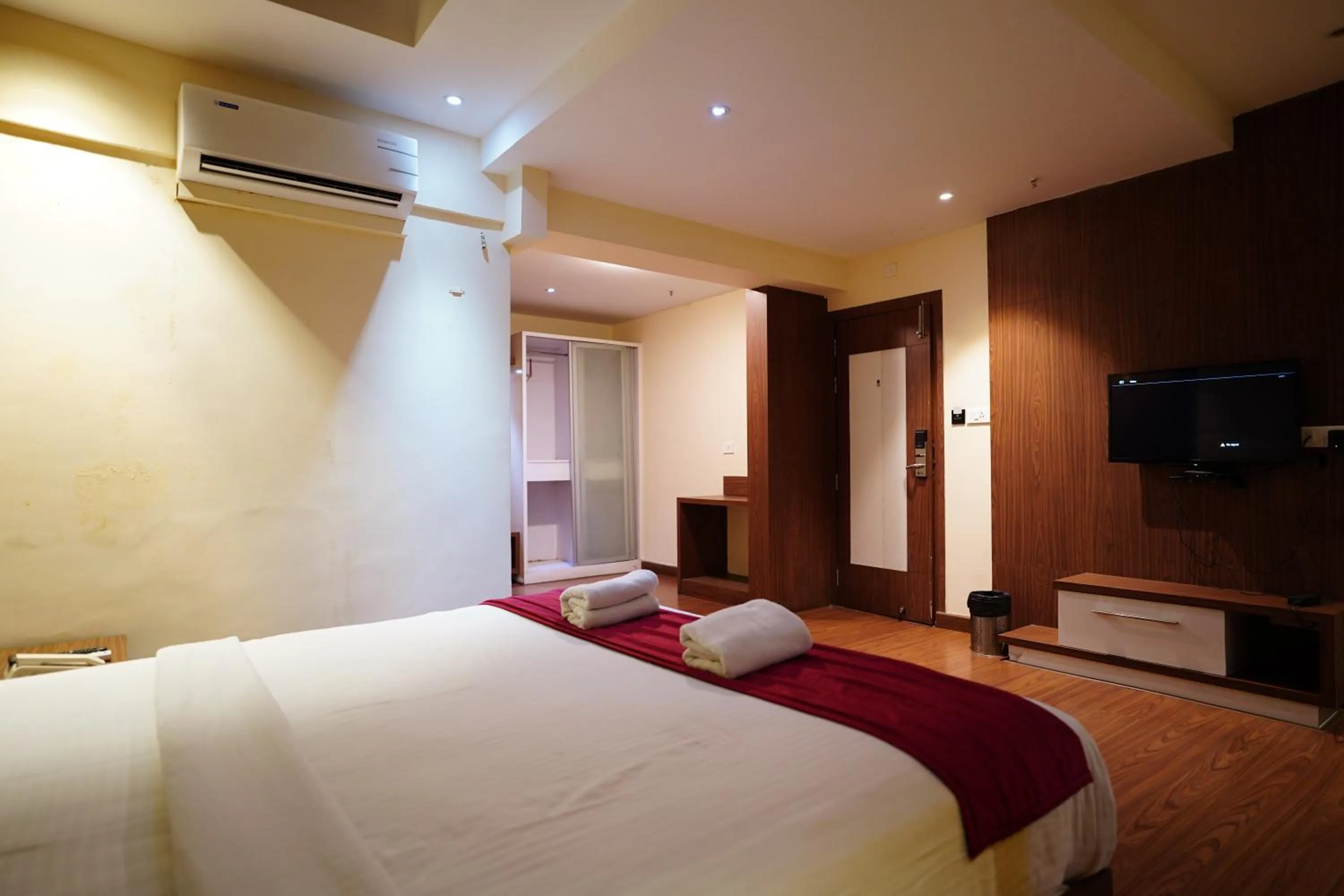 Bed in Emarald Hotel Calicut