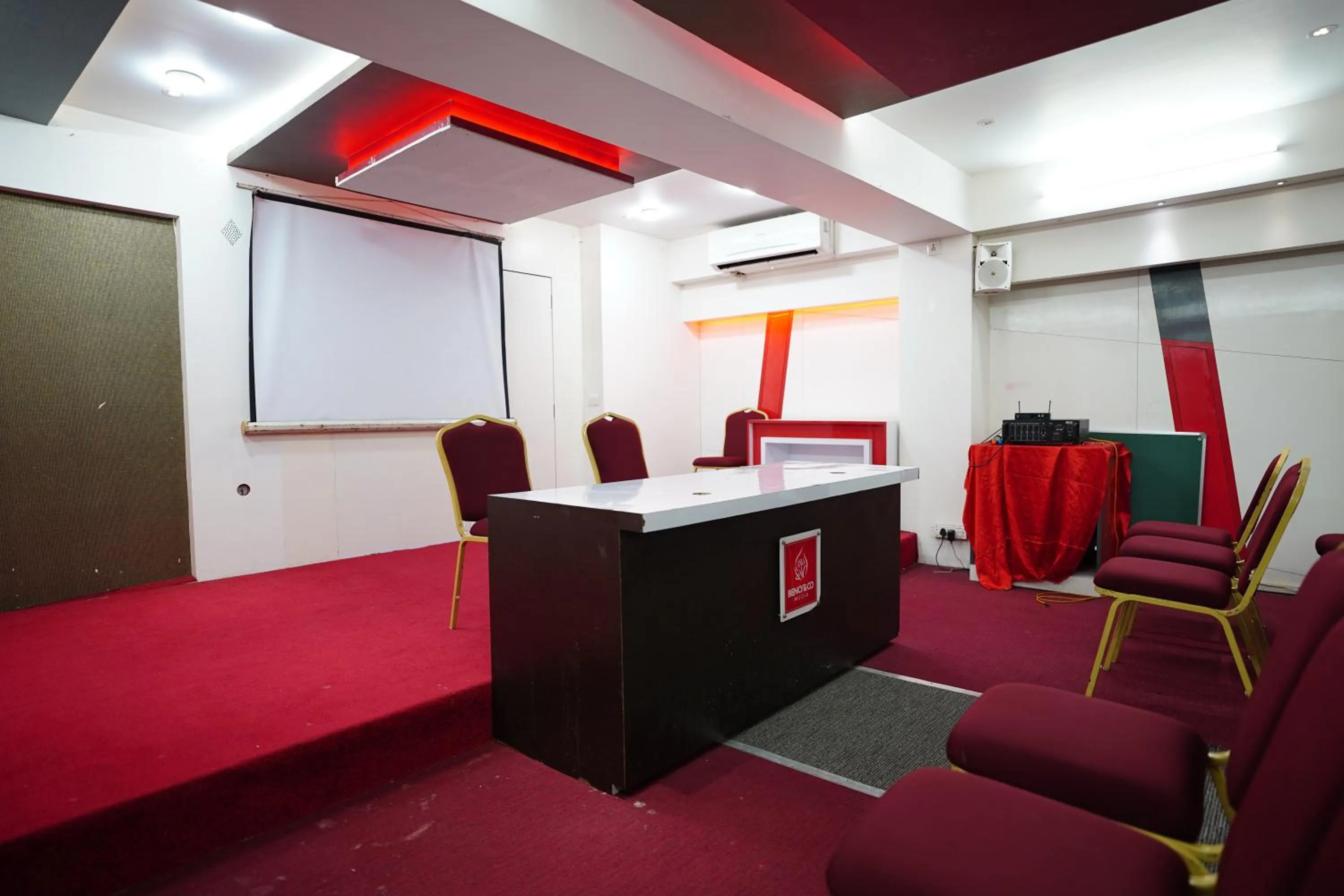 TV and multimedia in Emarald Hotel Calicut