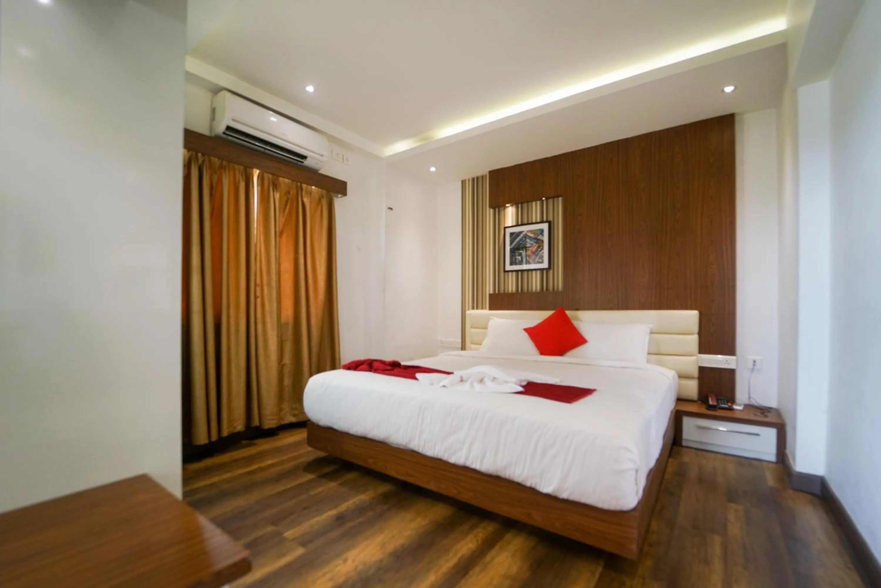 Photo of the whole room, Bed in Emarald Hotel Calicut