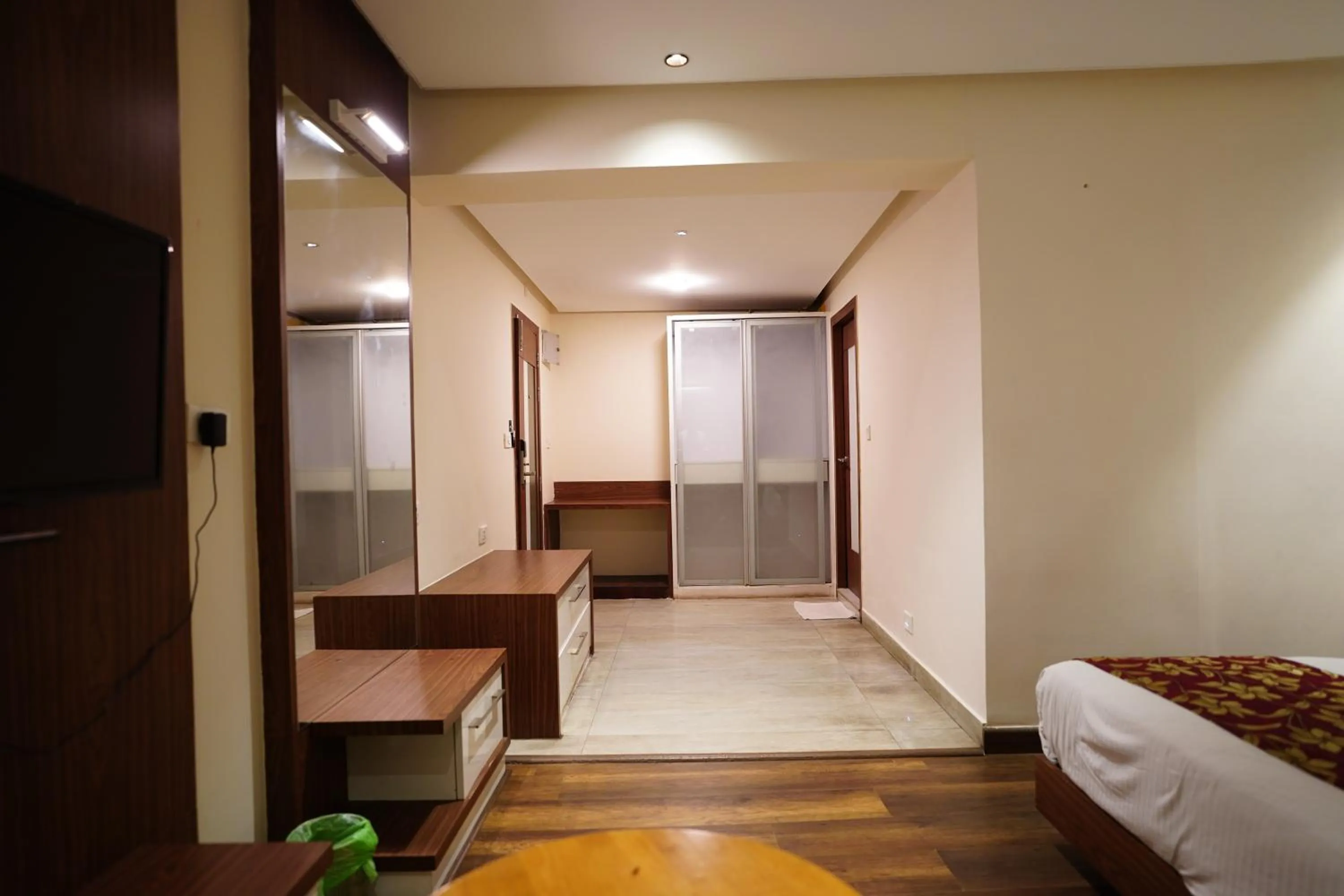 TV and multimedia, Bed in Emarald Hotel Calicut