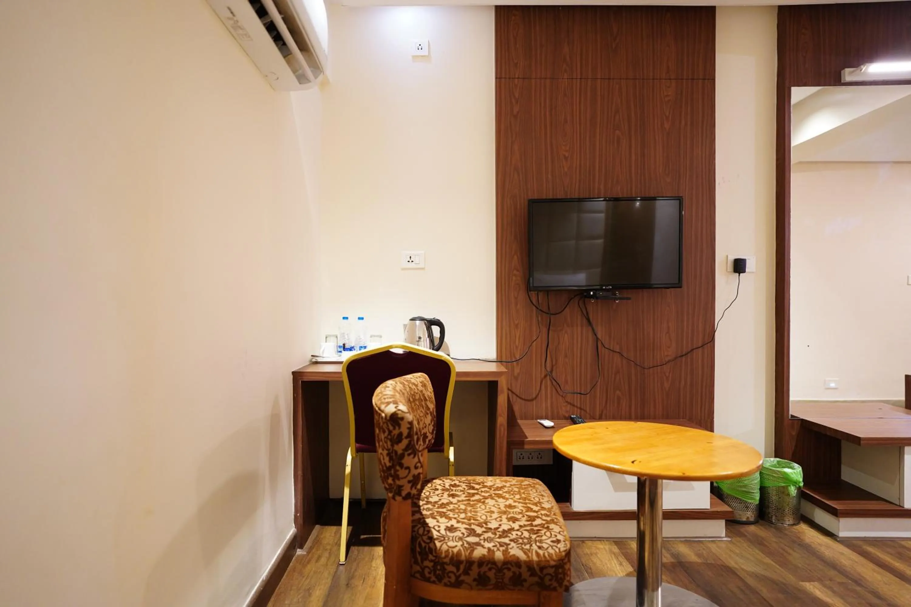 Living room in Emarald Hotel Calicut