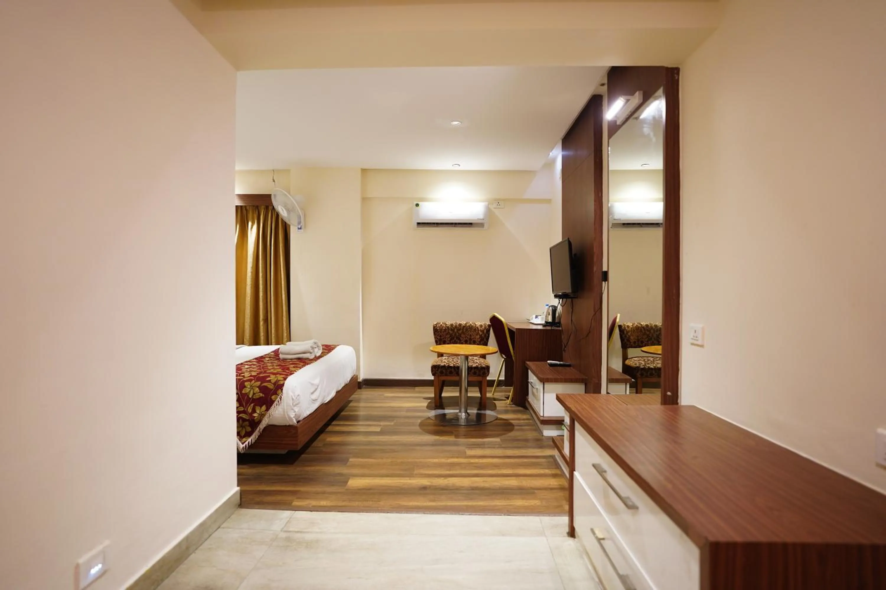 Photo of the whole room, Bed in Emarald Hotel Calicut