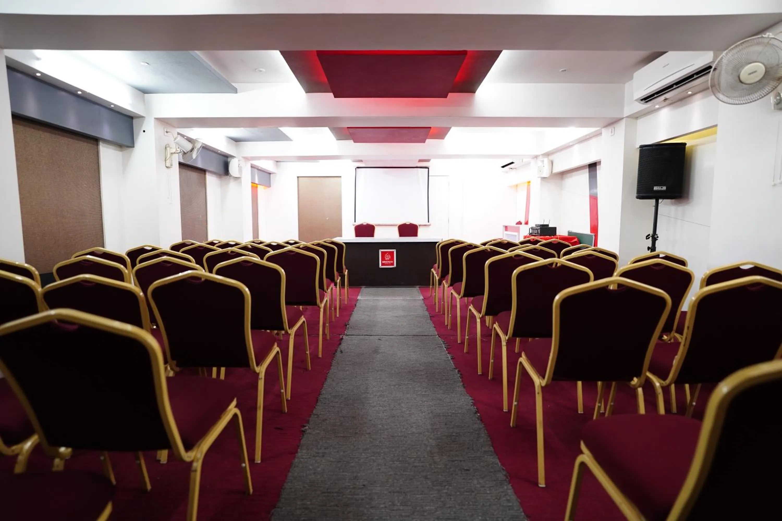 Communal lounge/ TV room in Emarald Hotel Calicut