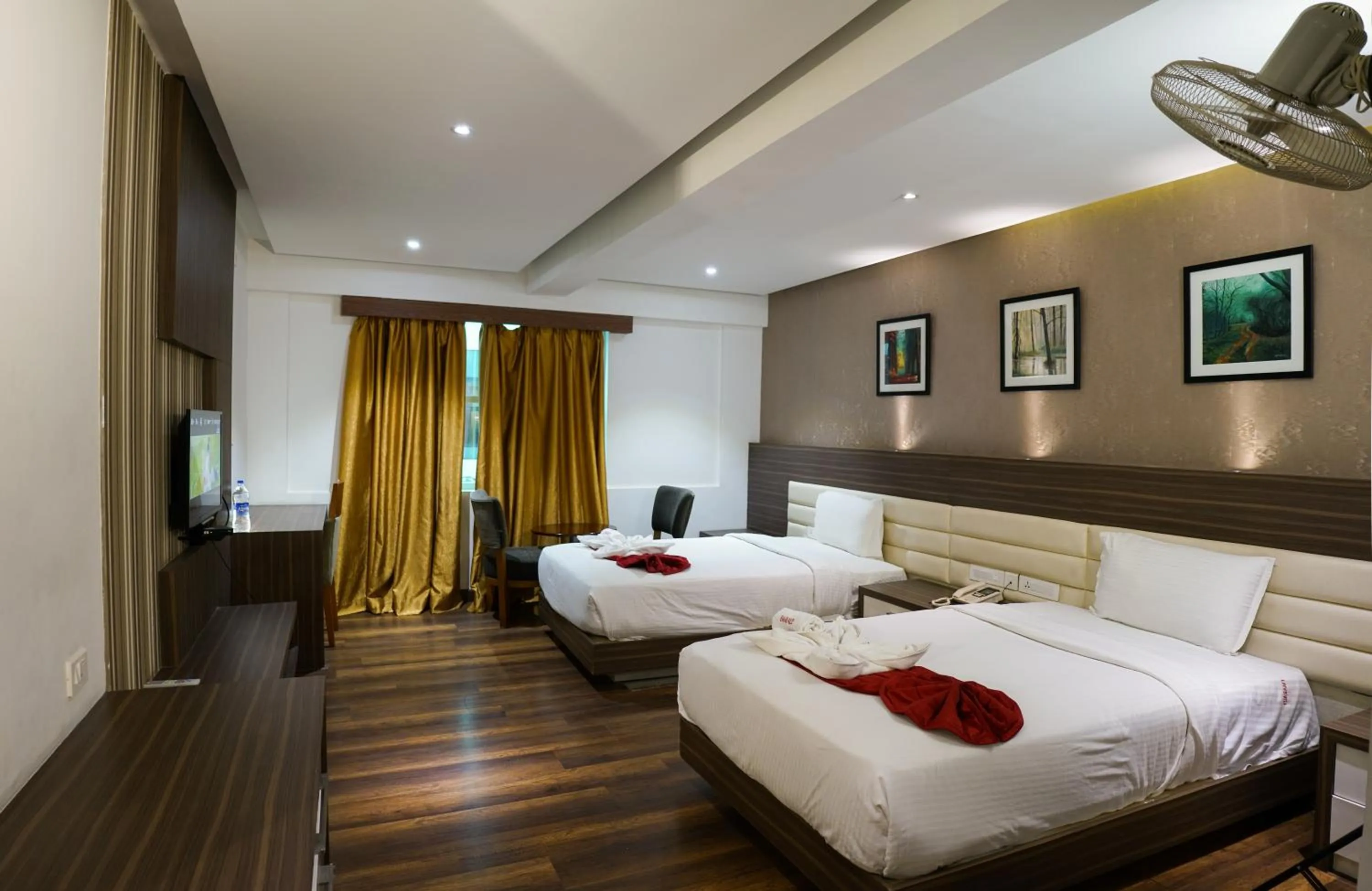 Photo of the whole room, Bed in Emarald Hotel Calicut