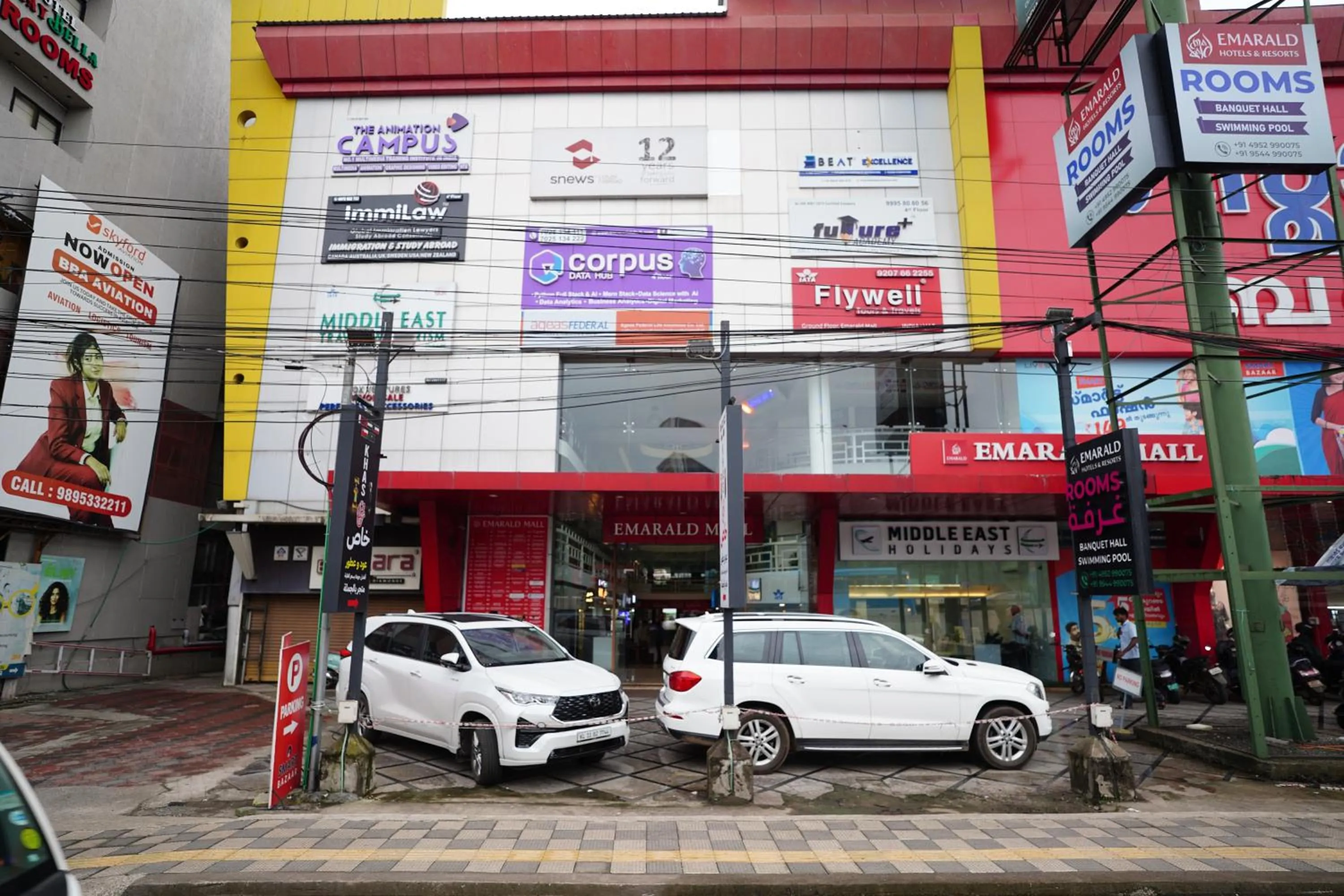 Property building in Emarald Hotel Calicut