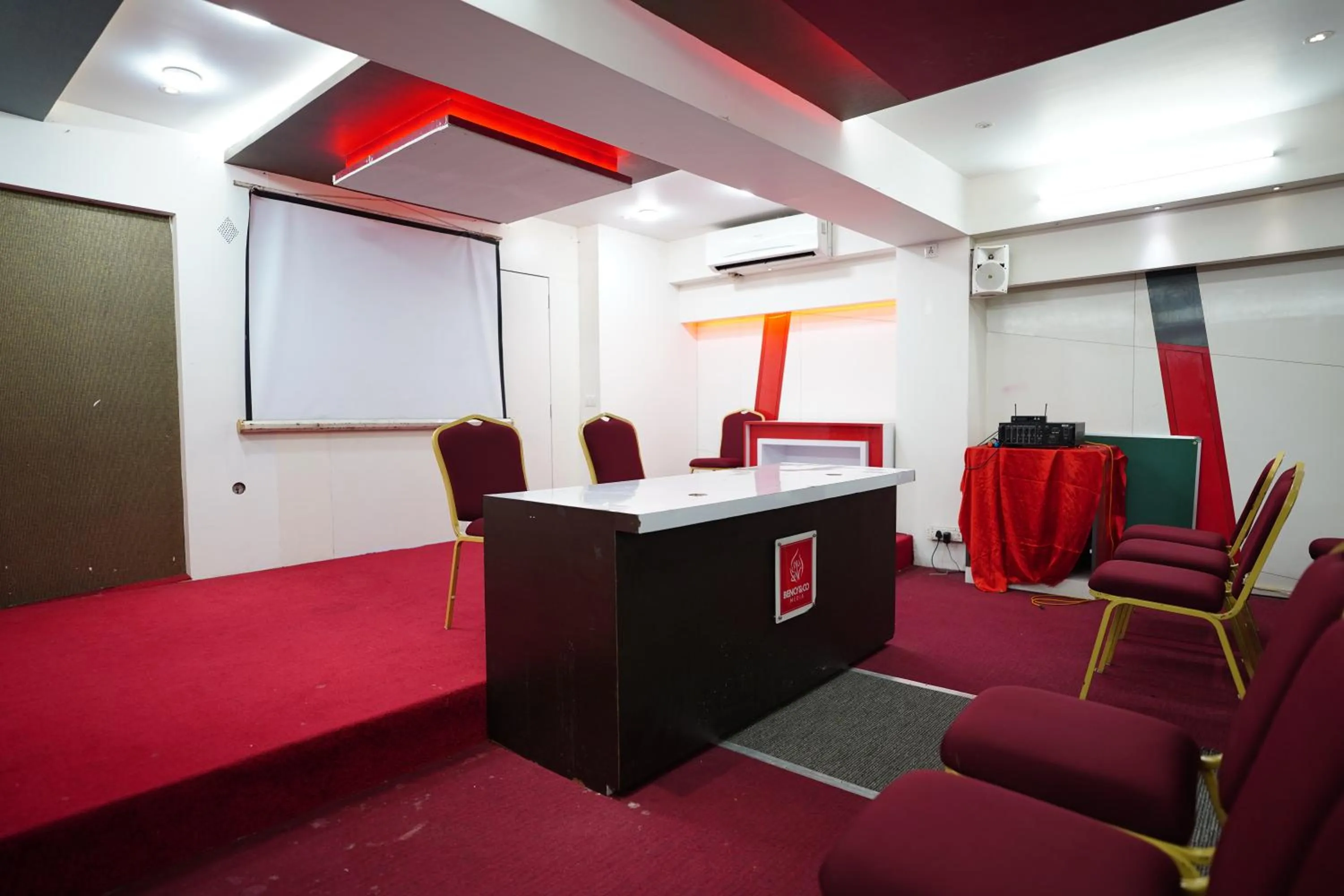 Seating area in Emarald Hotel Calicut