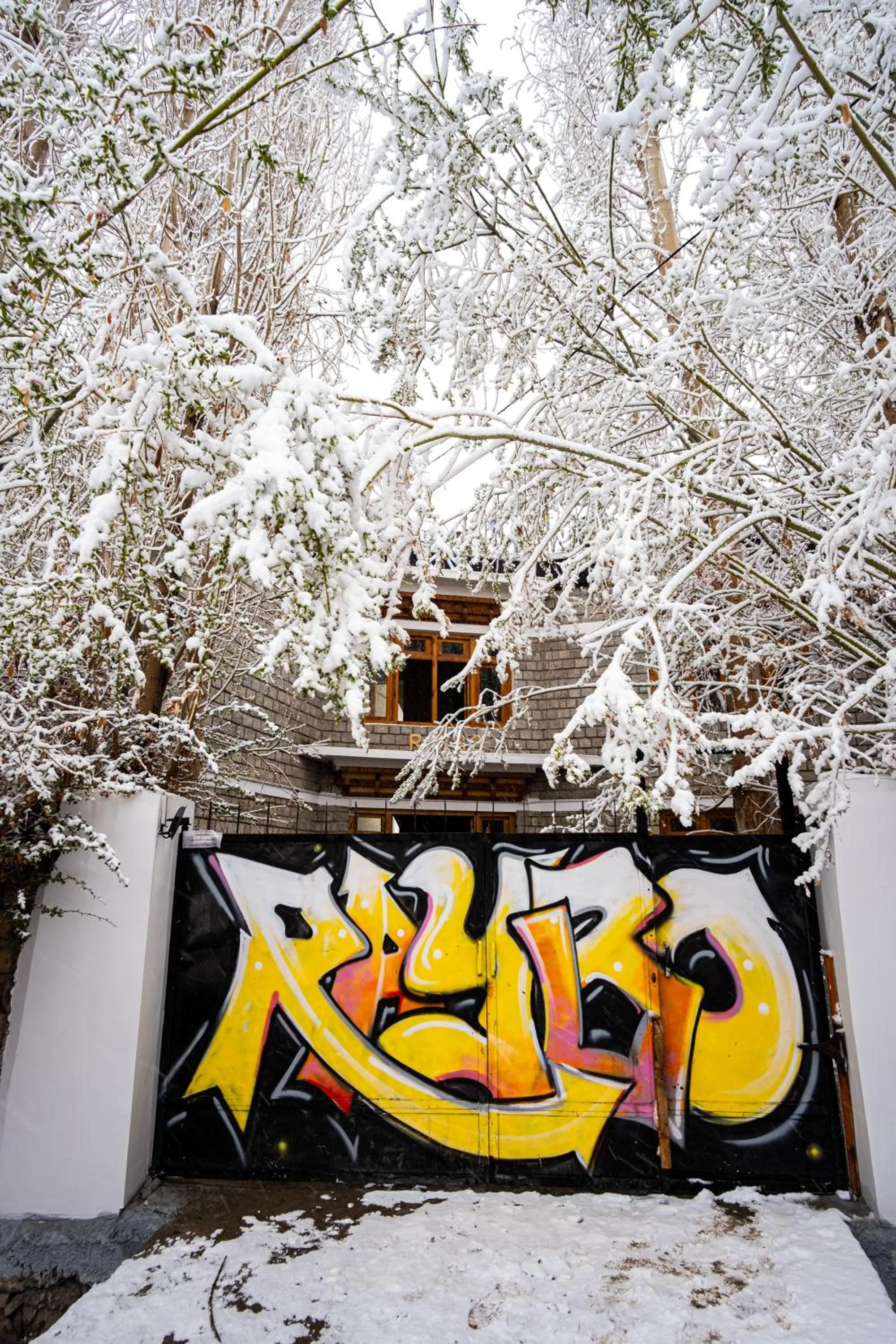 Property building in Raybo Hostel - Serene stay with 5 mins walk from the main market