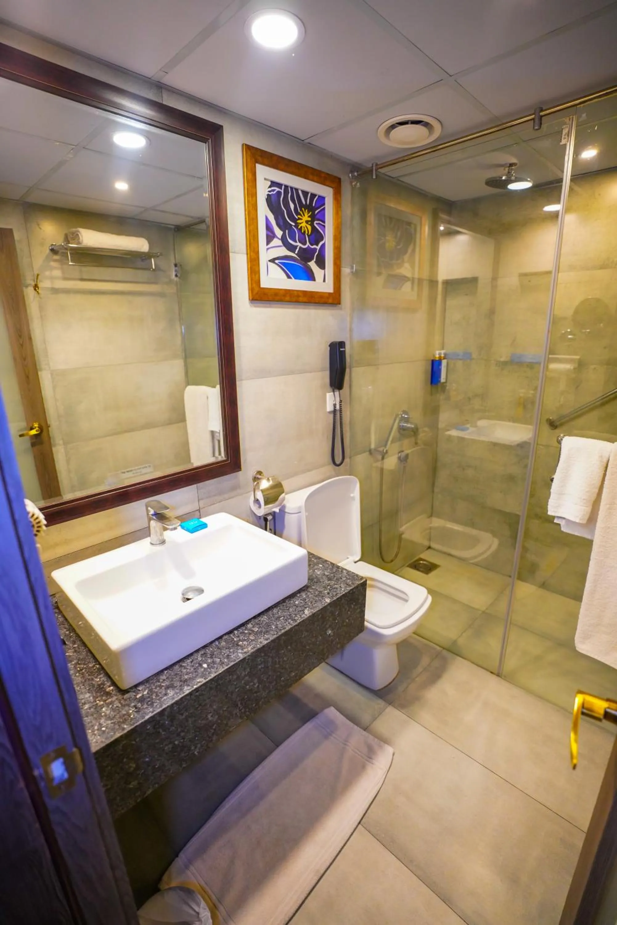 Shower in IFQ Hotel & Resort Islamabad