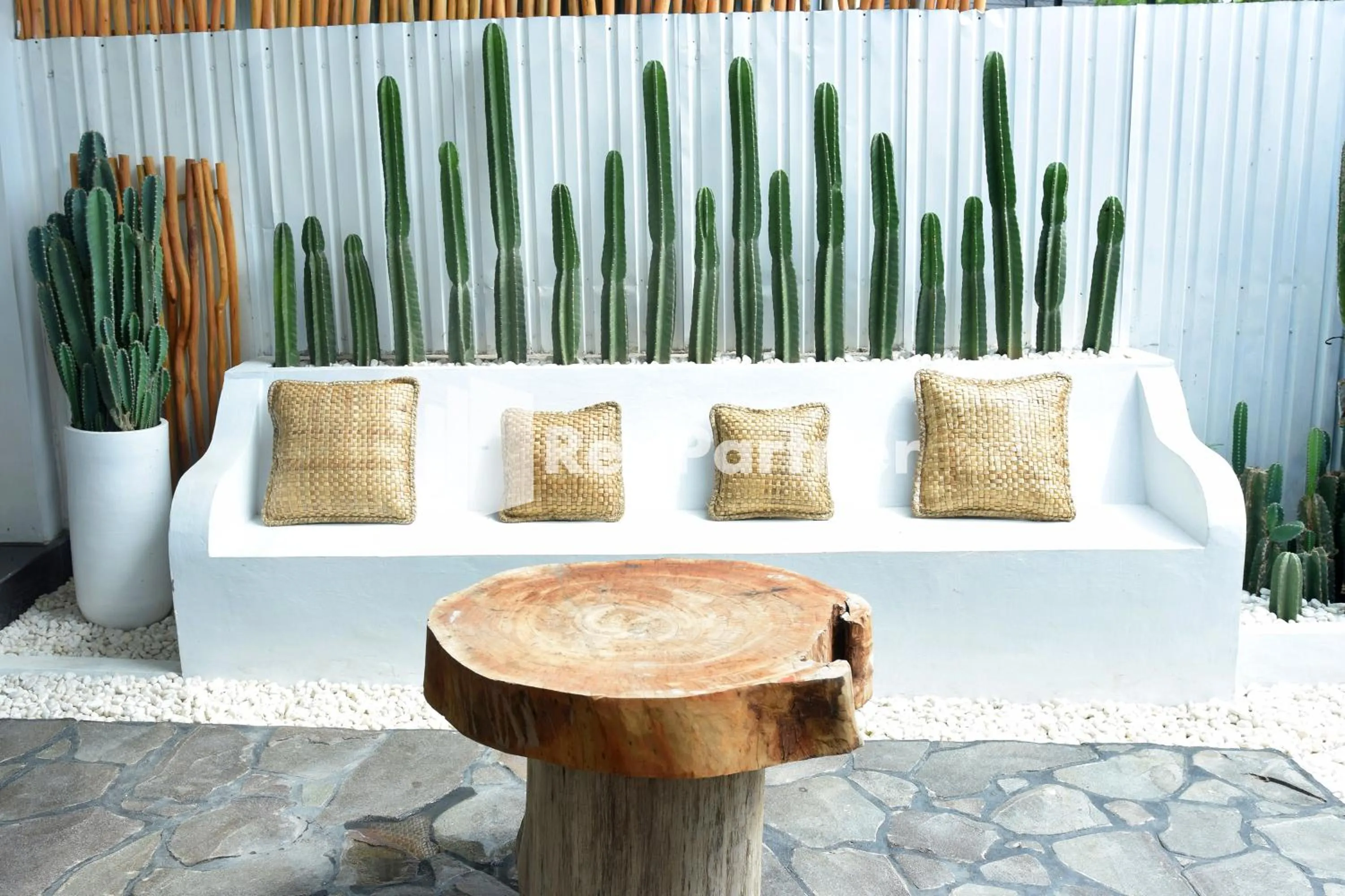 Living room in Pringgading Surf Camp Bengkulu Mitra RedDoorz