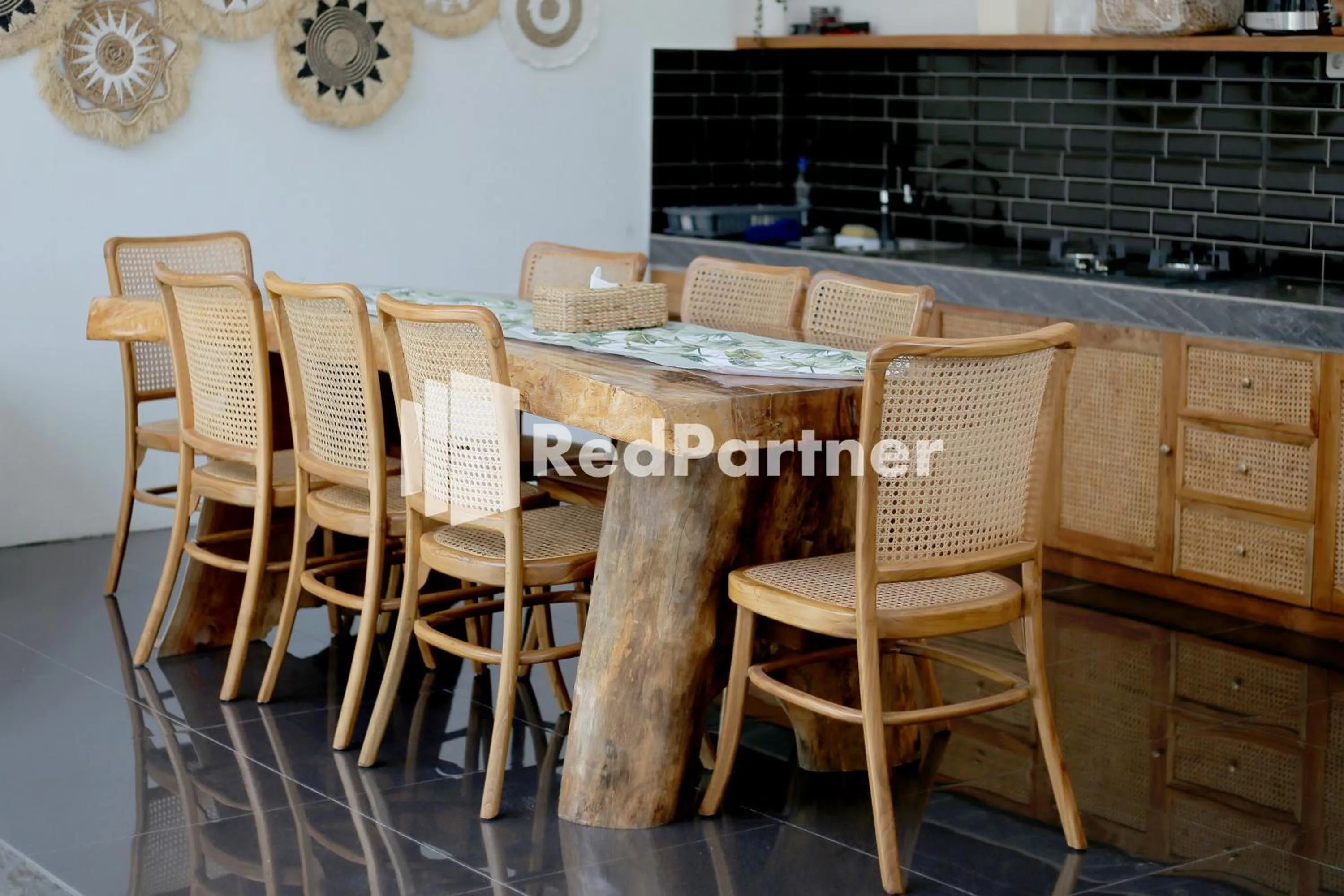 Dining area in Pringgading Surf Camp Bengkulu Mitra RedDoorz