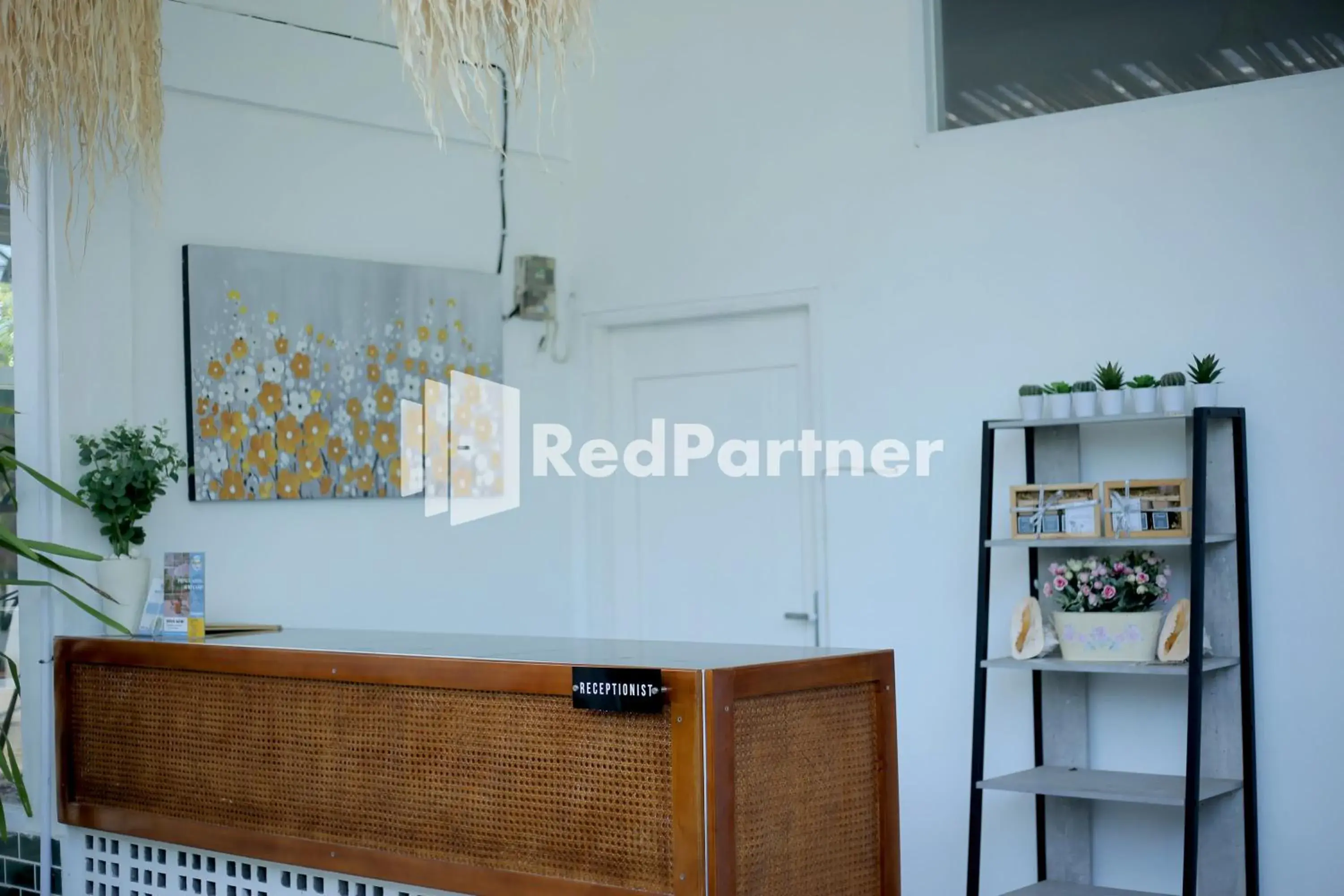 Lobby or reception in Pringgading Surf Camp Bengkulu Mitra RedDoorz Lobby or reception in Pringgading Surf Camp Bengkulu Mitra RedDoorz