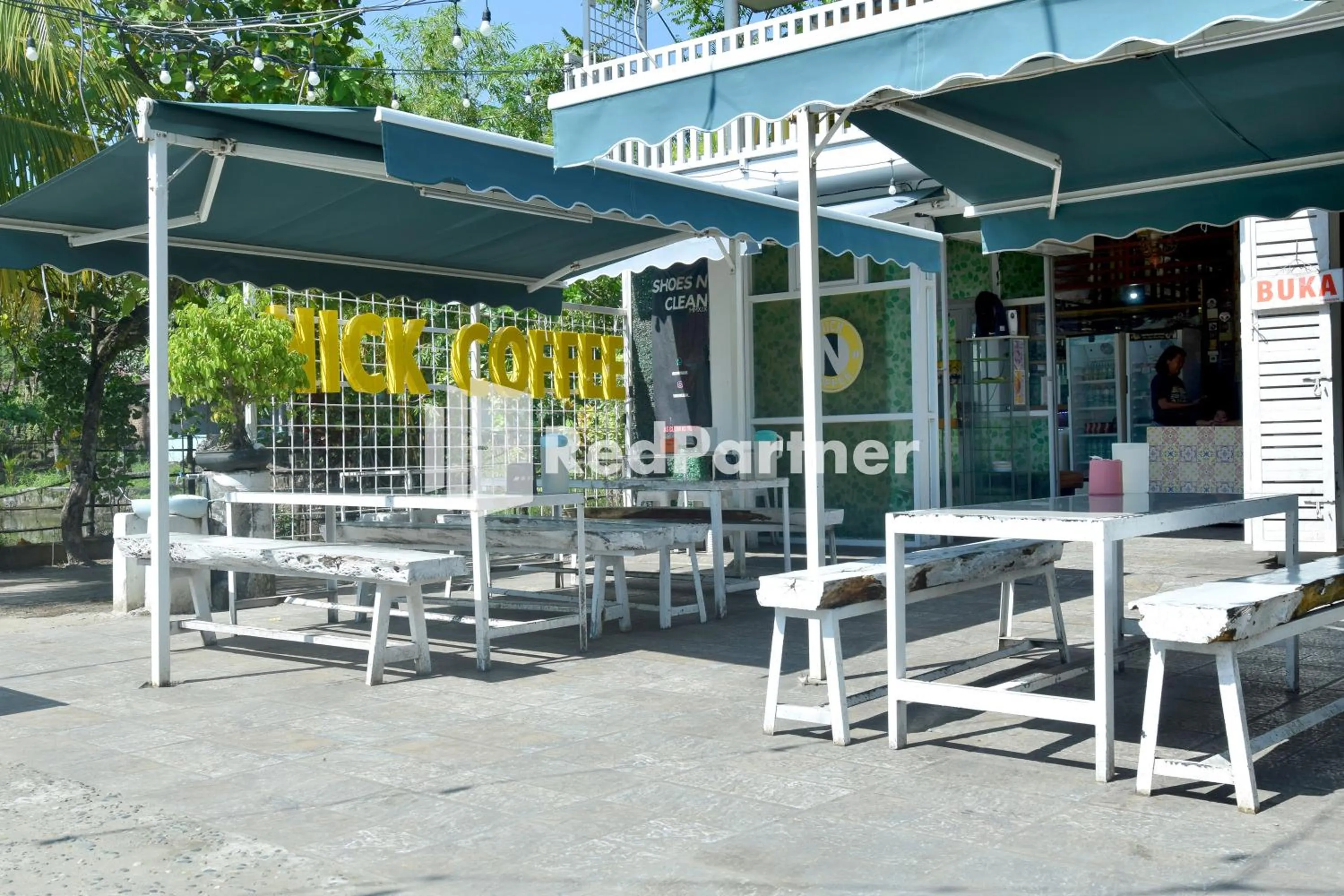 Restaurant/places to eat in Pringgading Surf Camp Bengkulu Mitra RedDoorz
