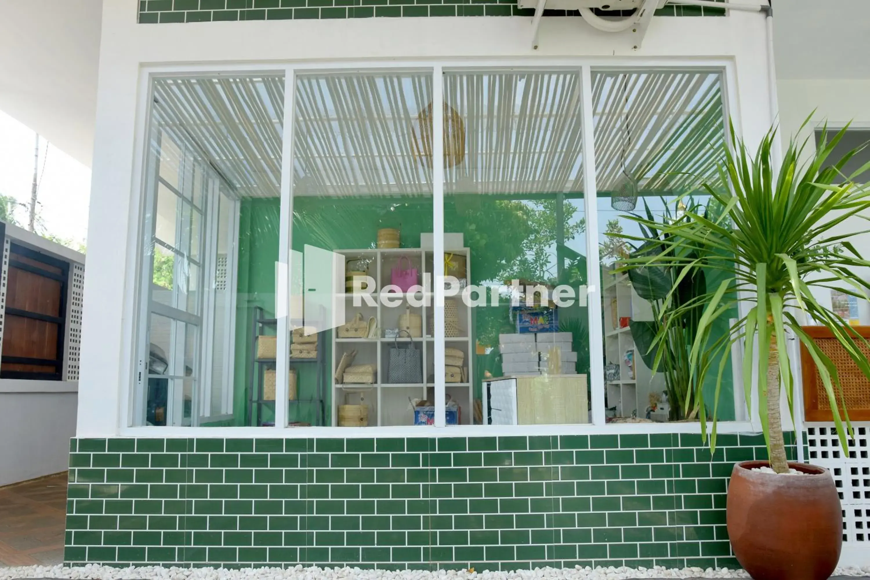 Restaurant/places to eat in Pringgading Surf Camp Bengkulu Mitra RedDoorz Restaurant/places to eat in Pringgading Surf Camp Bengkulu Mitra RedDoorz