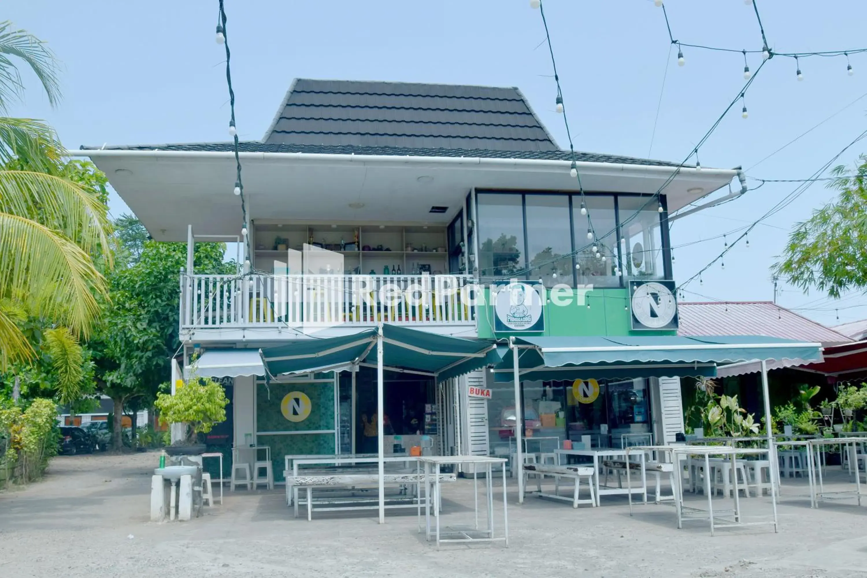 Restaurant/places to eat in Pringgading Surf Camp Bengkulu Mitra RedDoorz Restaurant/places to eat in Pringgading Surf Camp Bengkulu Mitra RedDoorz