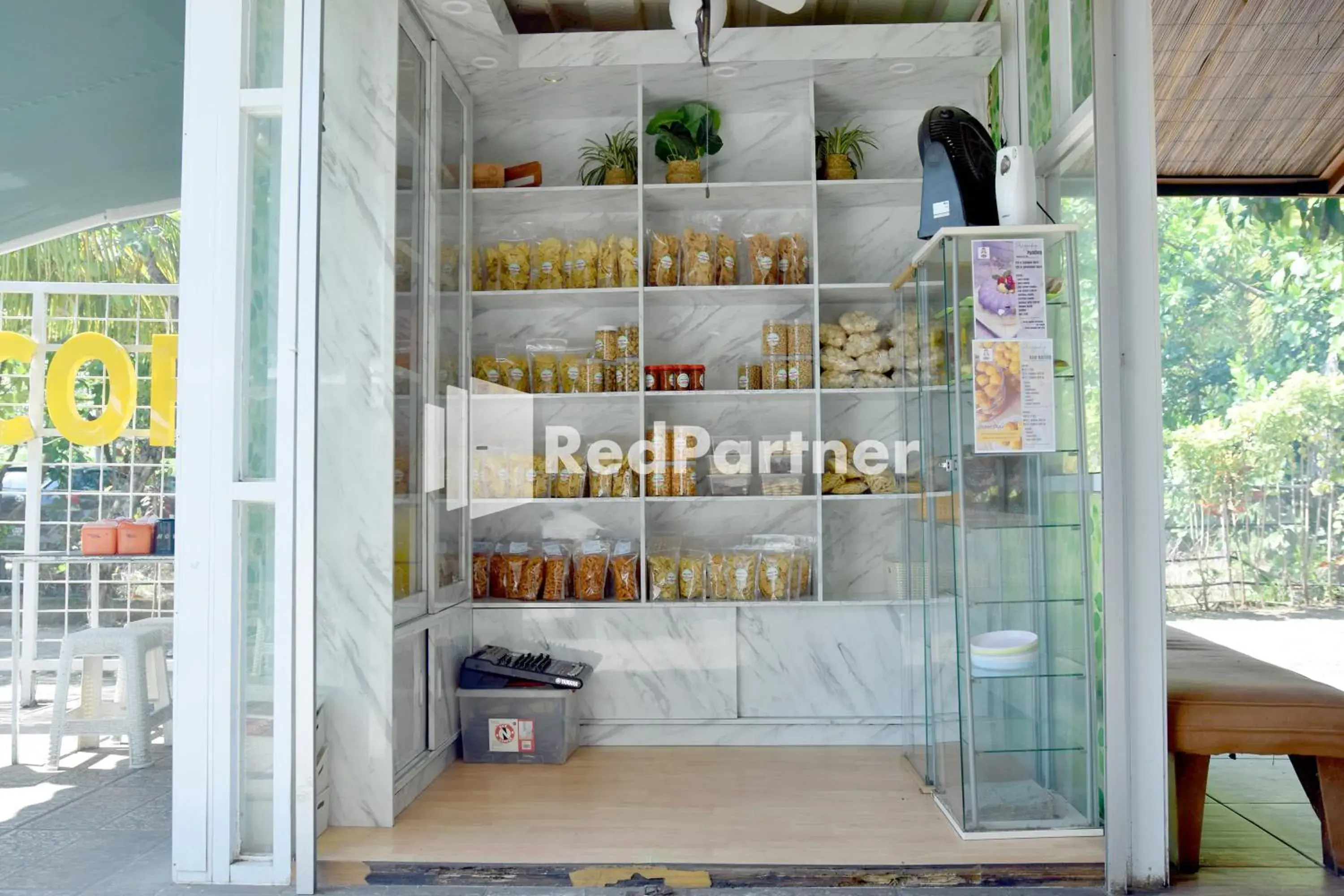 Restaurant/places to eat in Pringgading Surf Camp Bengkulu Mitra RedDoorz Restaurant/places to eat in Pringgading Surf Camp Bengkulu Mitra RedDoorz