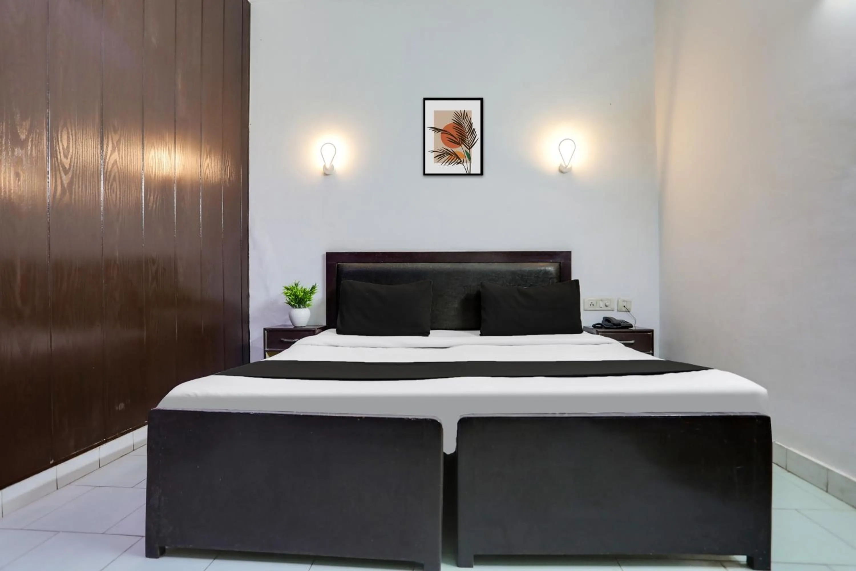 Bedroom in Super Hotel O Tajganj Near Taj Mahal West Gate