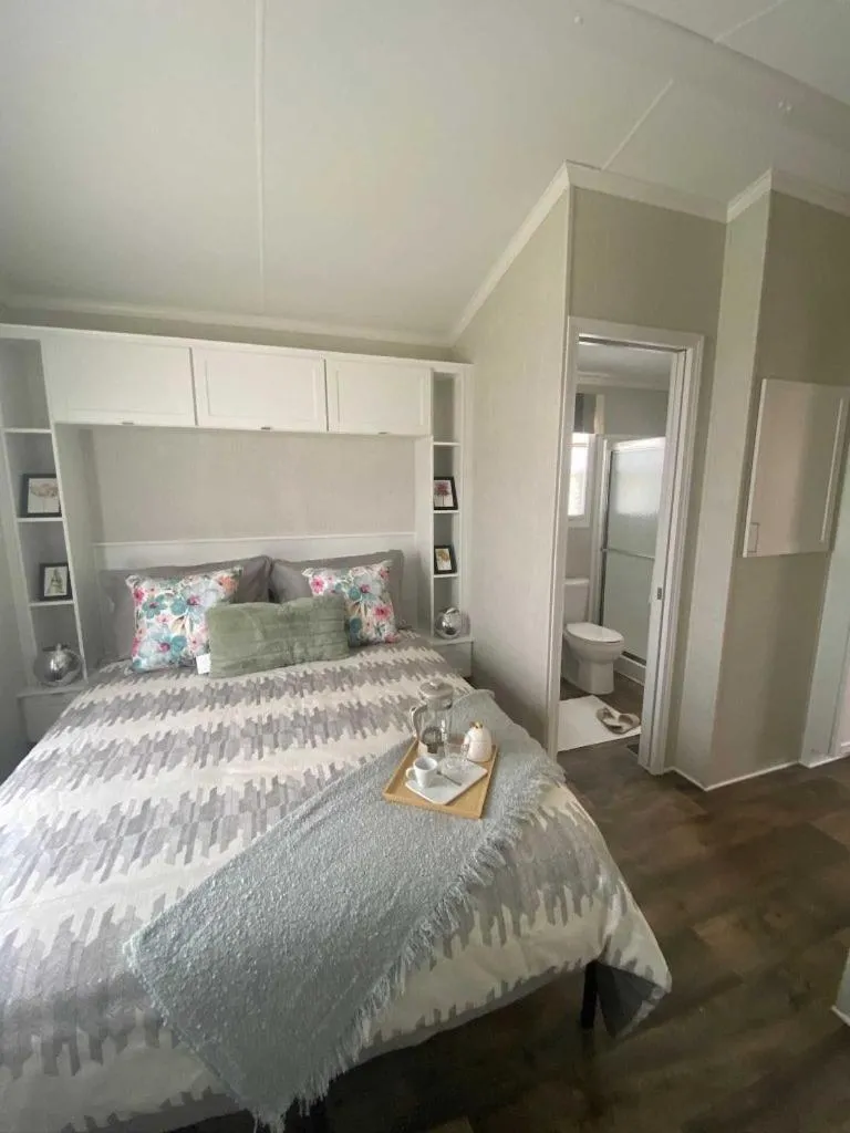 Bedroom, Bed in Vine Ridge Resort - Cottages