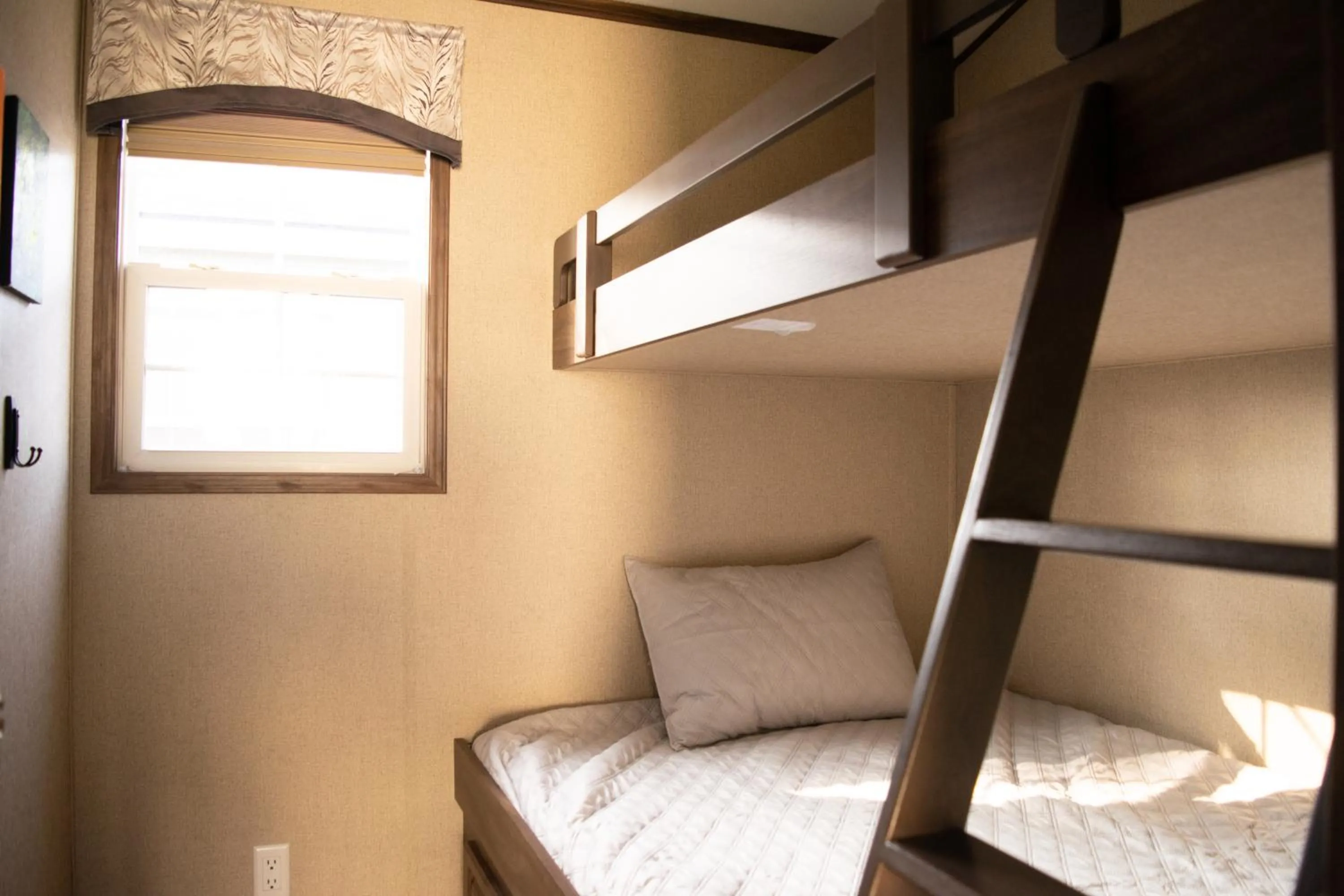 bunk bed, Bed in Vine Ridge Resort - Cottages