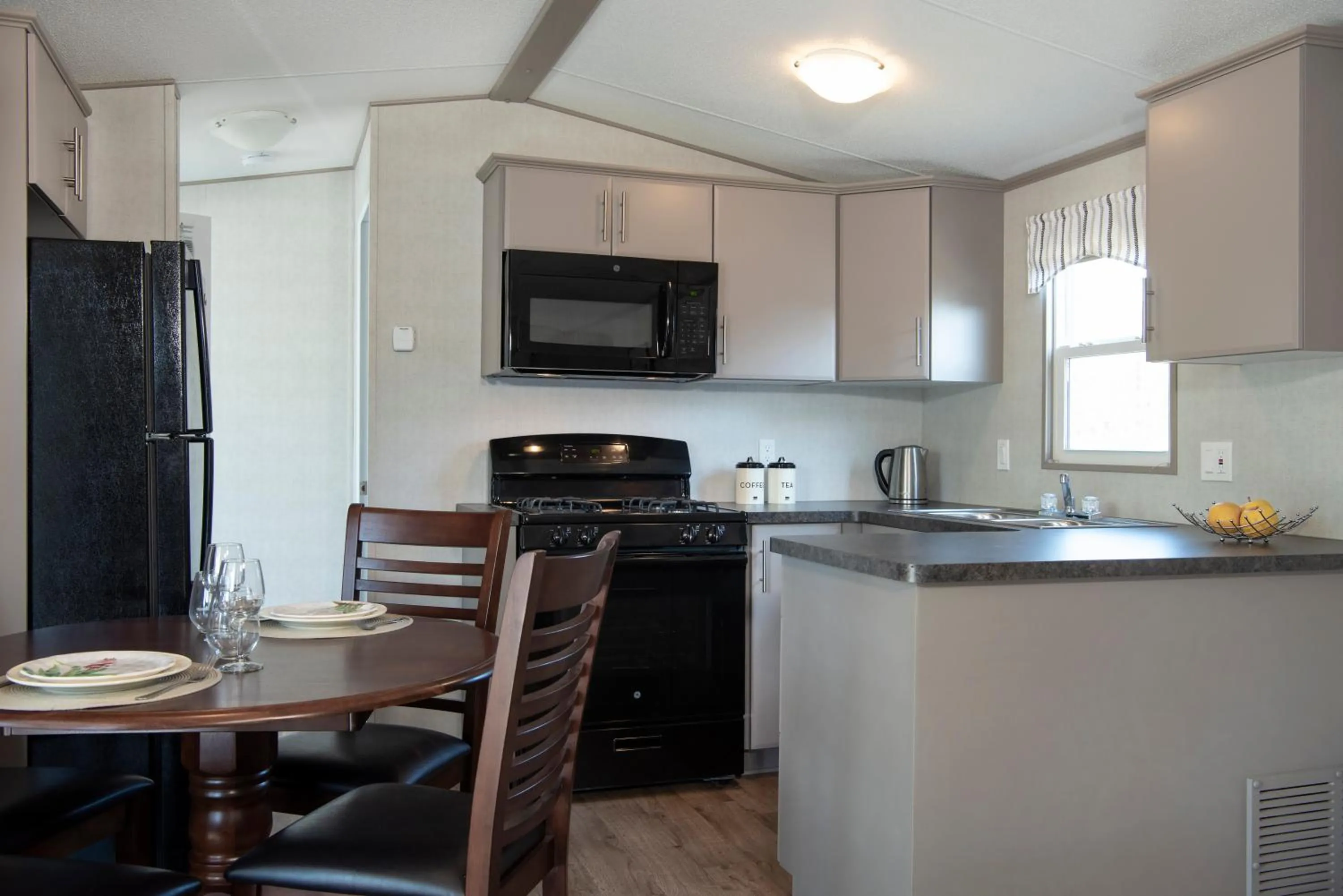 Kitchen or kitchenette in Vine Ridge Resort - Cottages