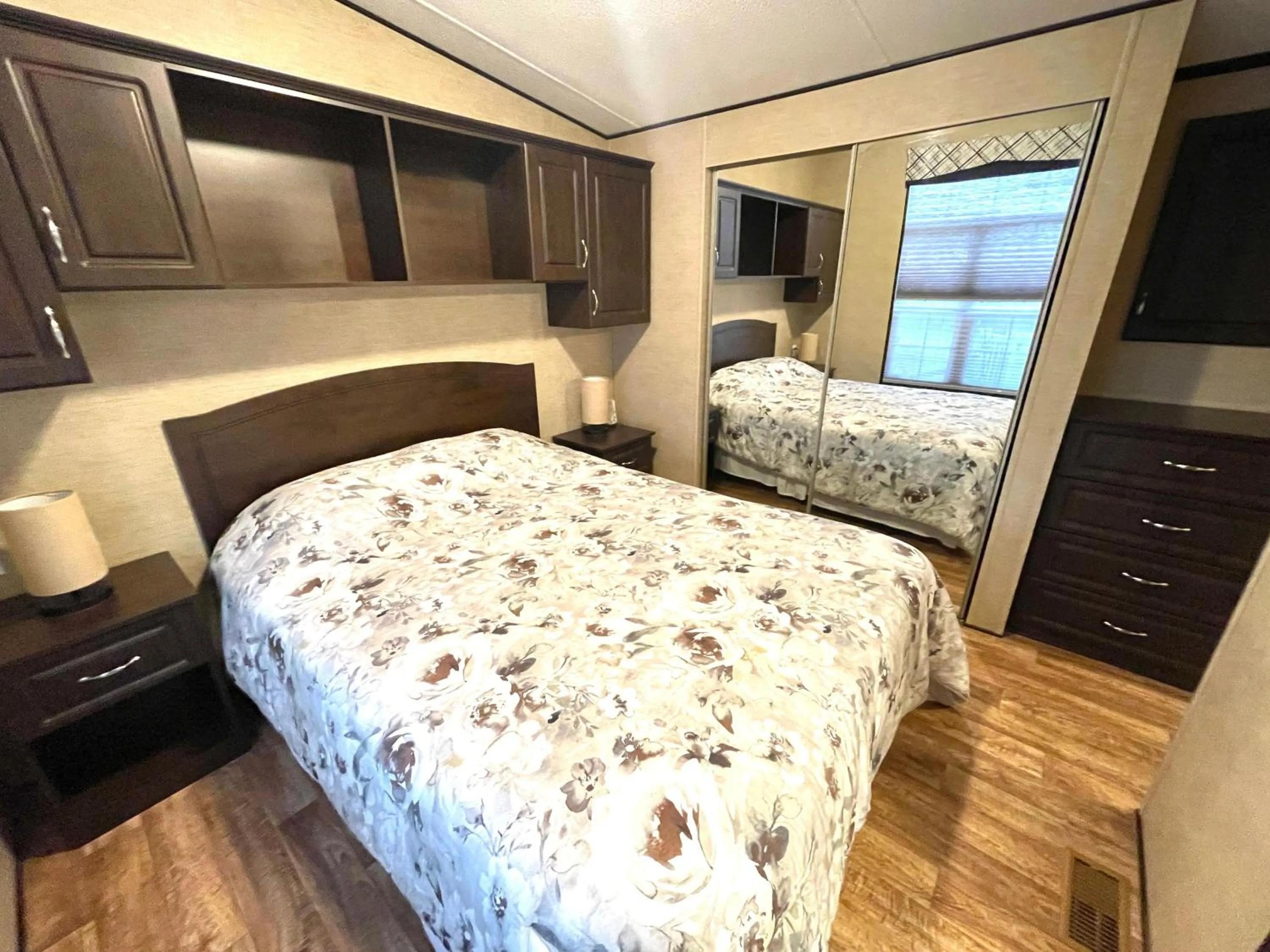 Bedroom, Bed in Vine Ridge Resort - Cottages