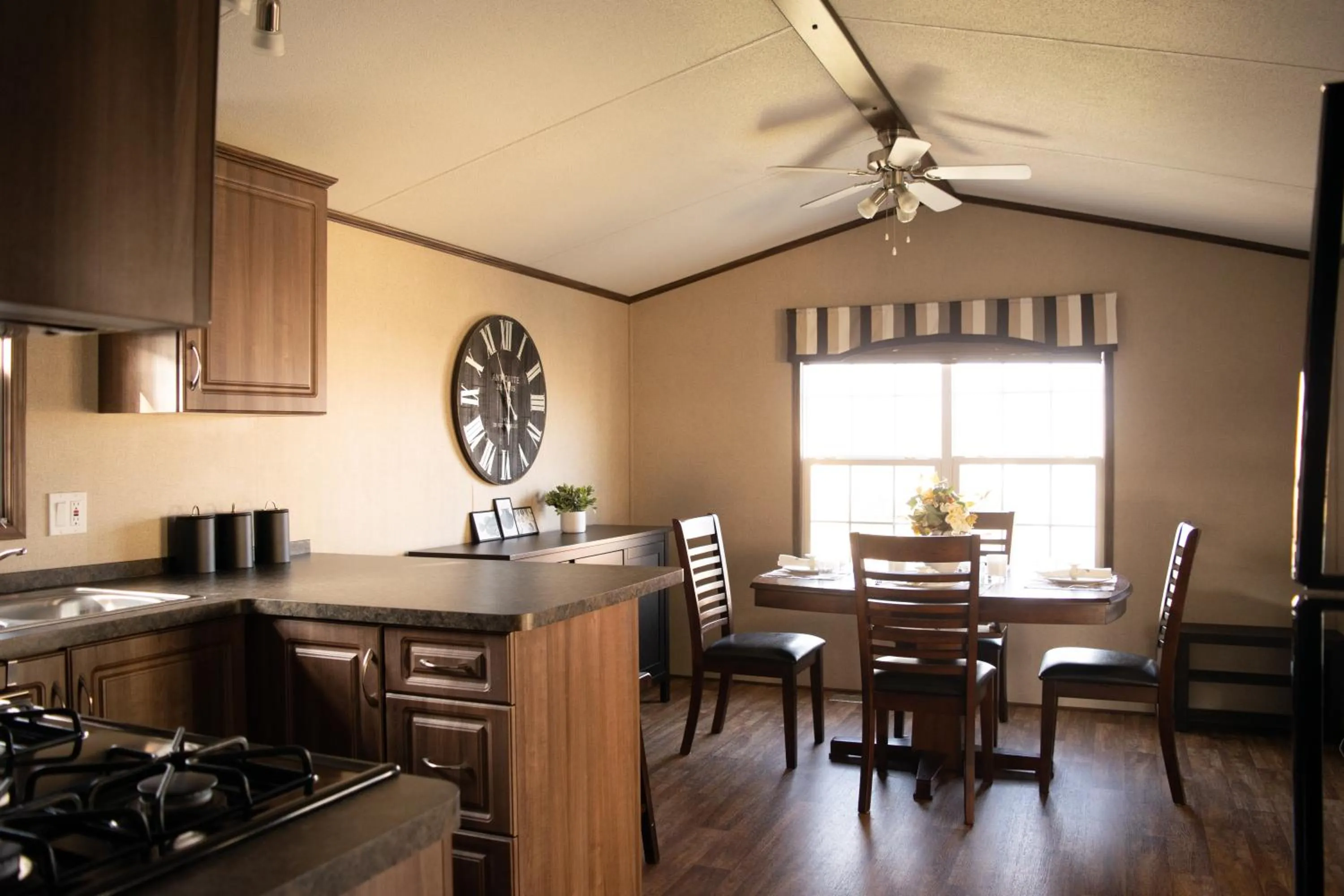 Kitchen or kitchenette in Vine Ridge Resort - Cottages