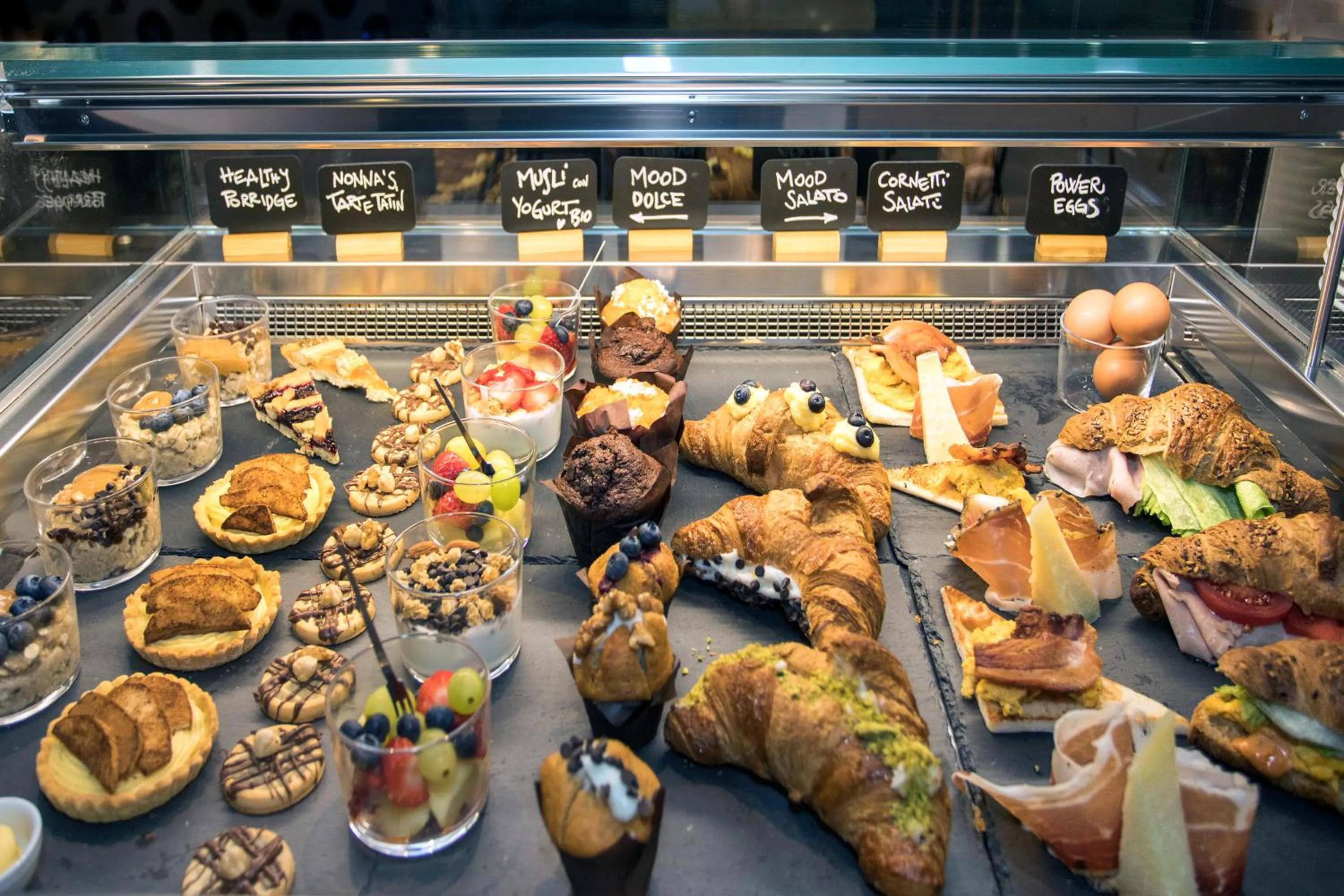 Food and drinks in Moody smart & comfy Hotel