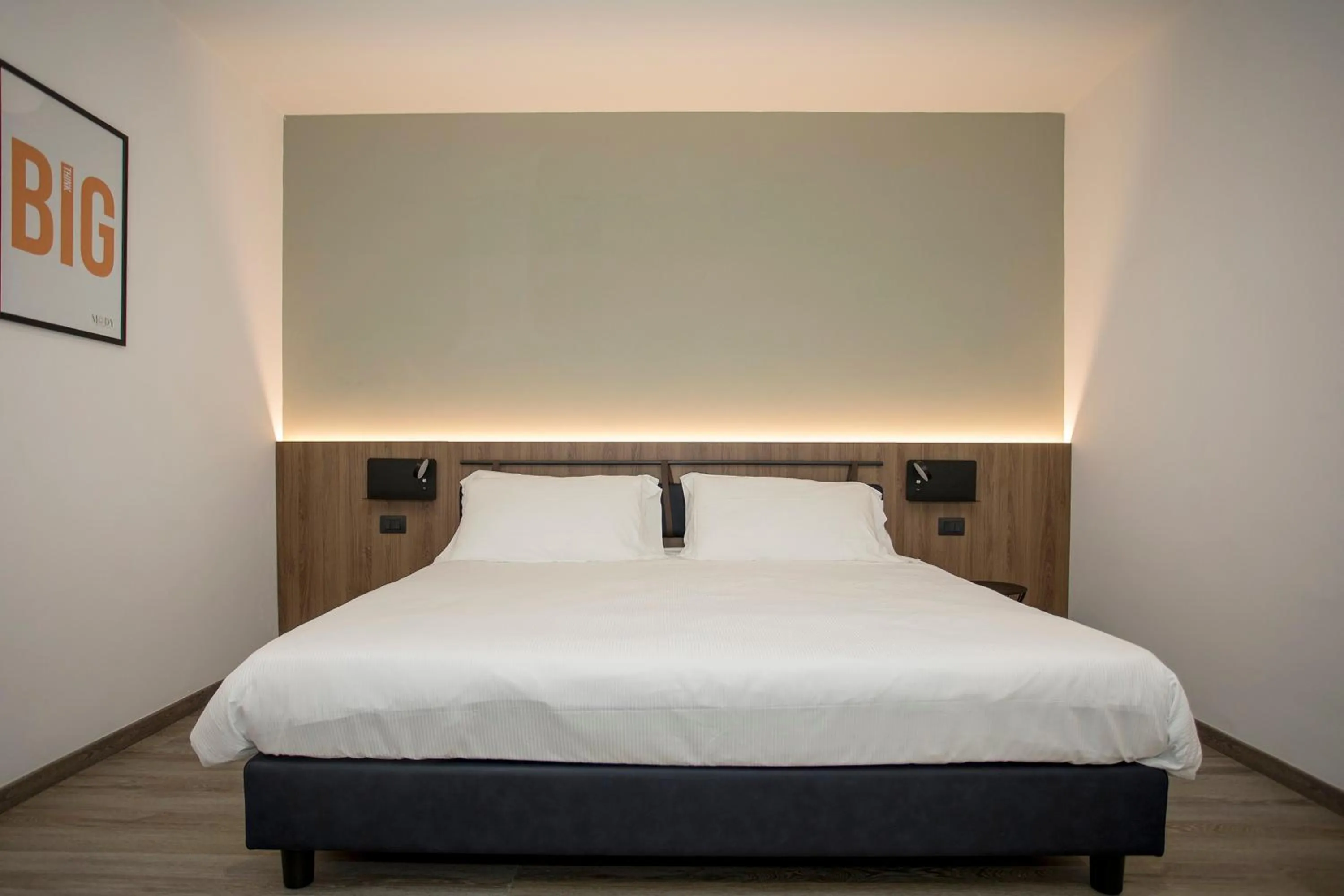 Bed in Moody smart & comfy Hotel