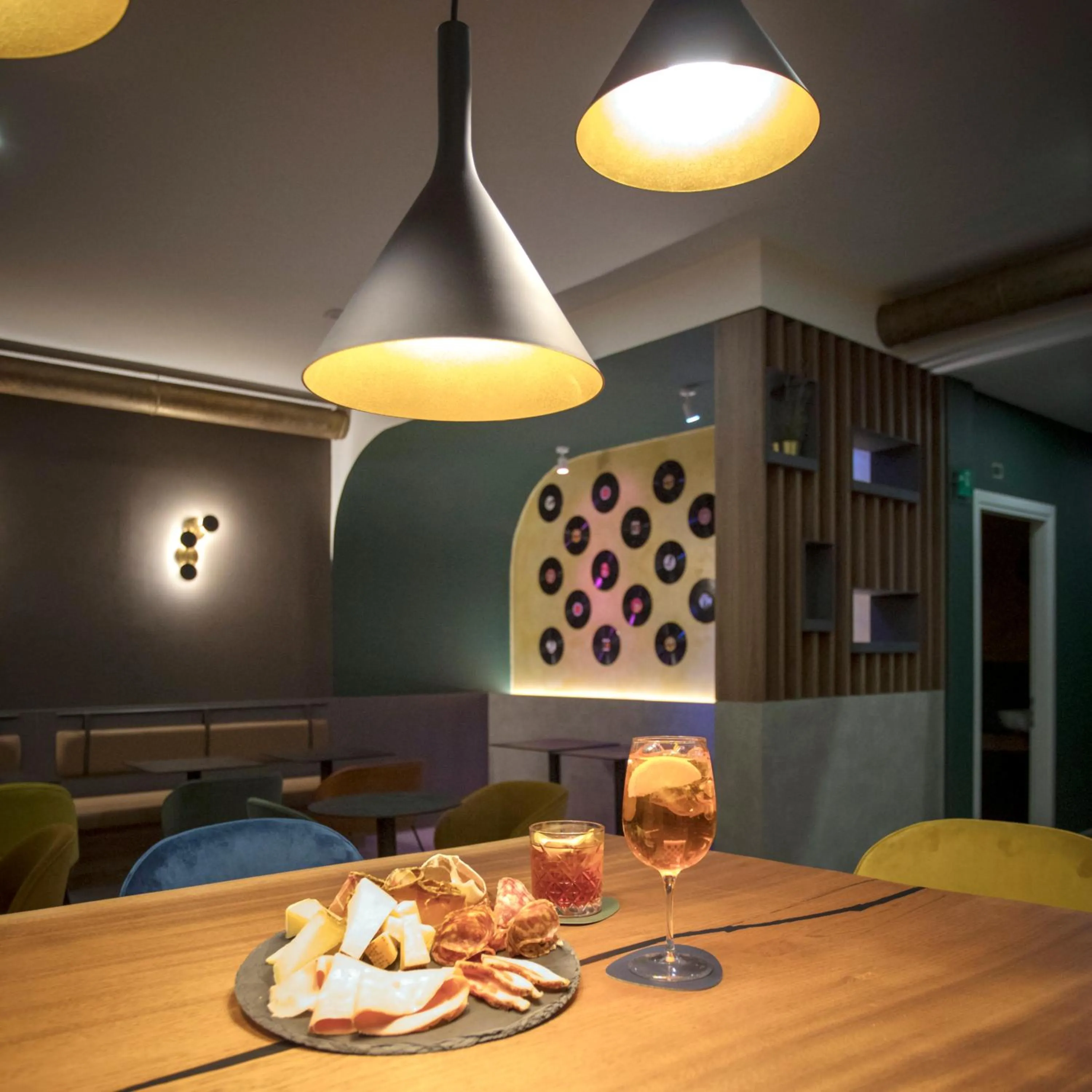 Food and drinks in Moody smart & comfy Hotel