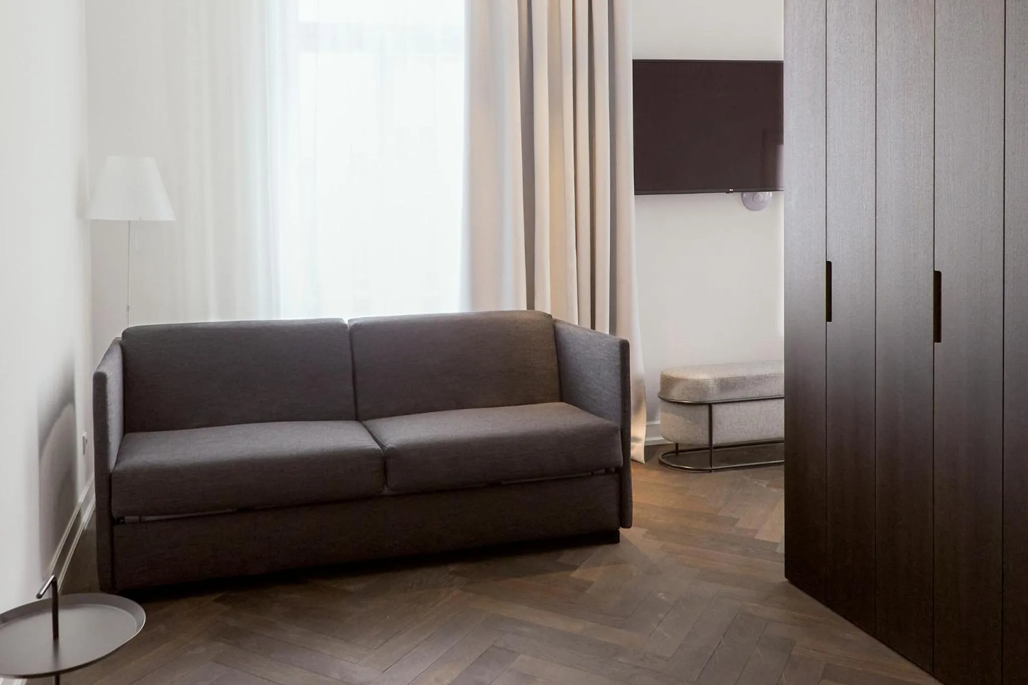 Photo of the whole room in Das Flint